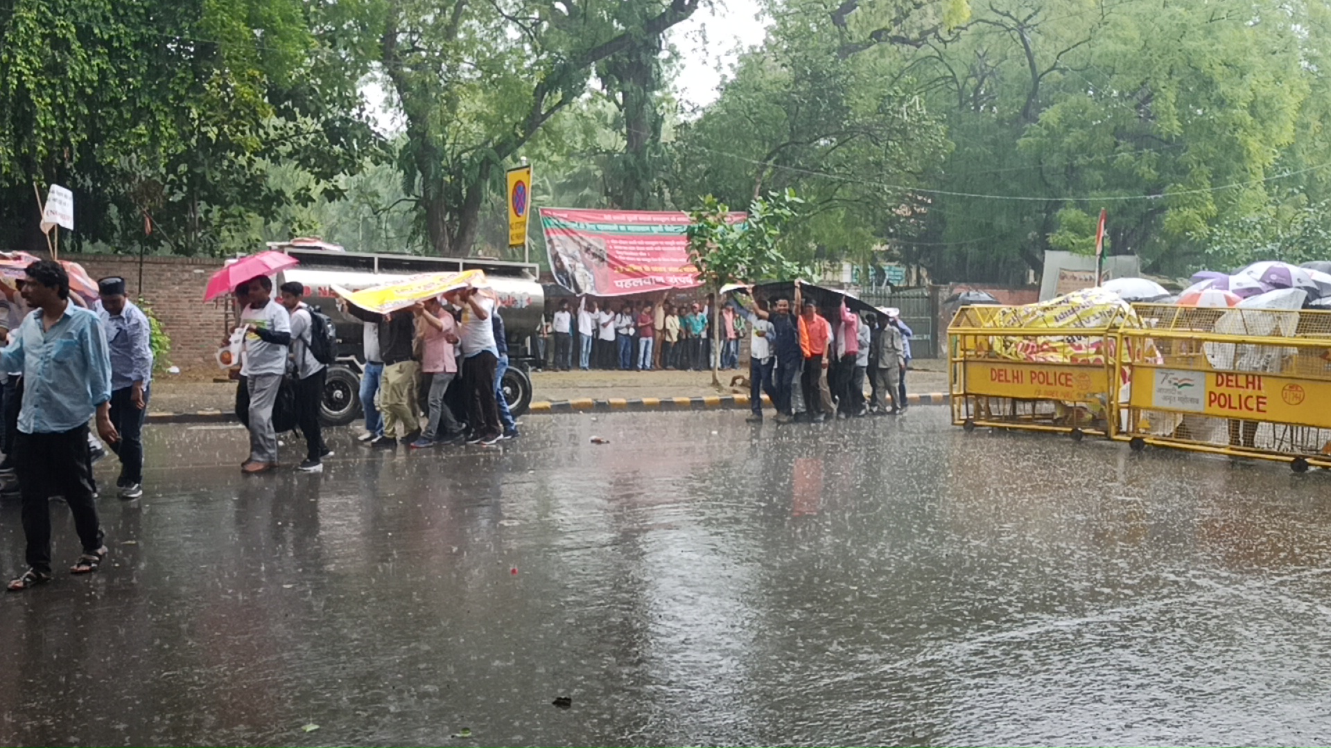 जंतर मंतर पर सोमवार को हुई झमाझम बारिश.