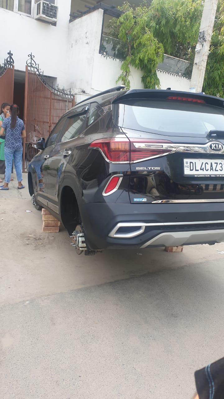 Luxury cars wheel stolen in jungpura area of new Delhi