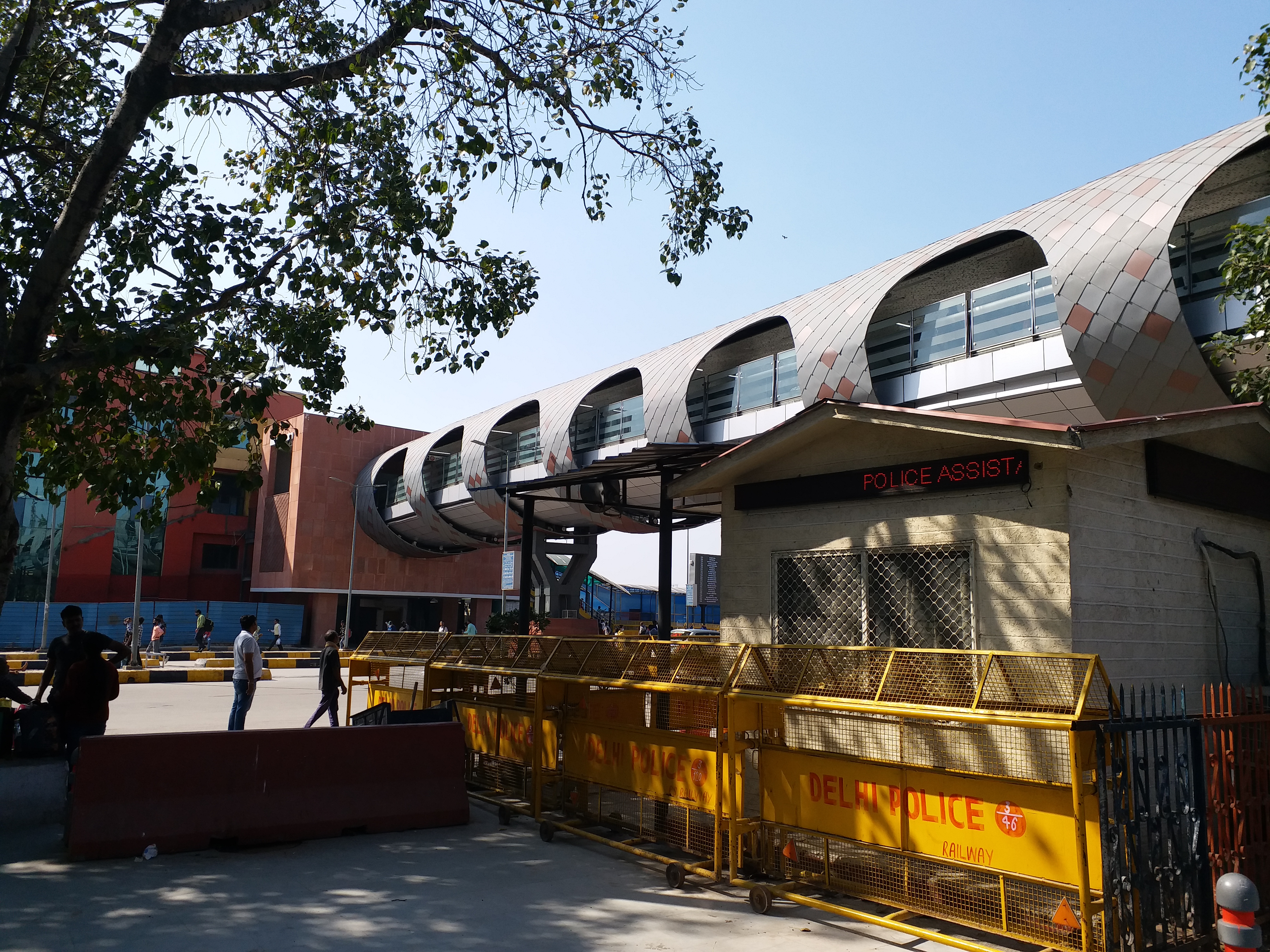 नई दिल्ली रेलवे स्टेशन को मेट्रो स्टेशन से जोड़ने वाला स्काईवॉक