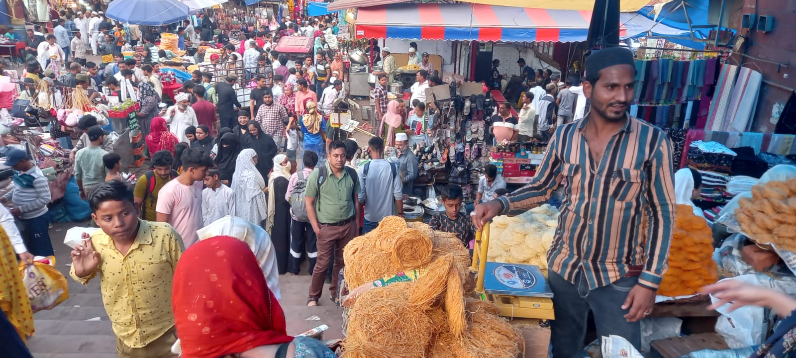 गुलजार हुआ जामा मस्जिद और मीना बाजार