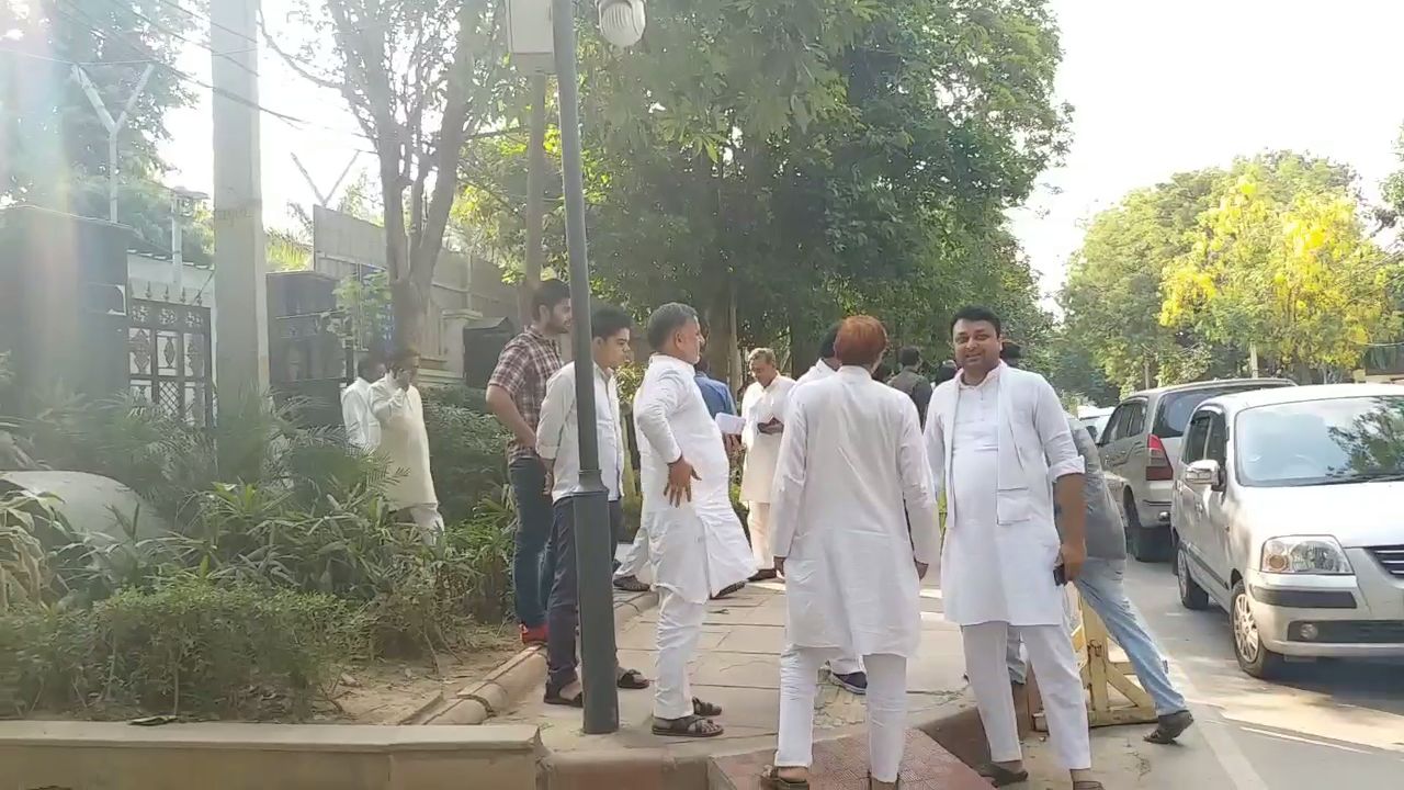 cm kejriwal and team doing meetings with workers for 2020 elections