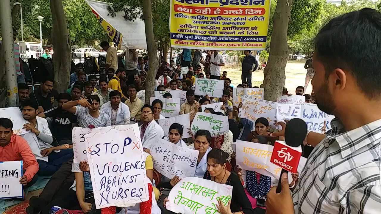 safdarjung Hospital supporting staff are protest last five days