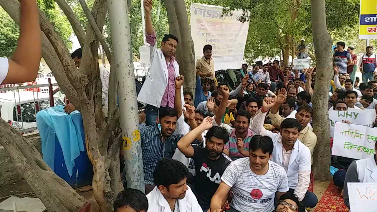 safdarjung Hospital supporting staff are protest last five days