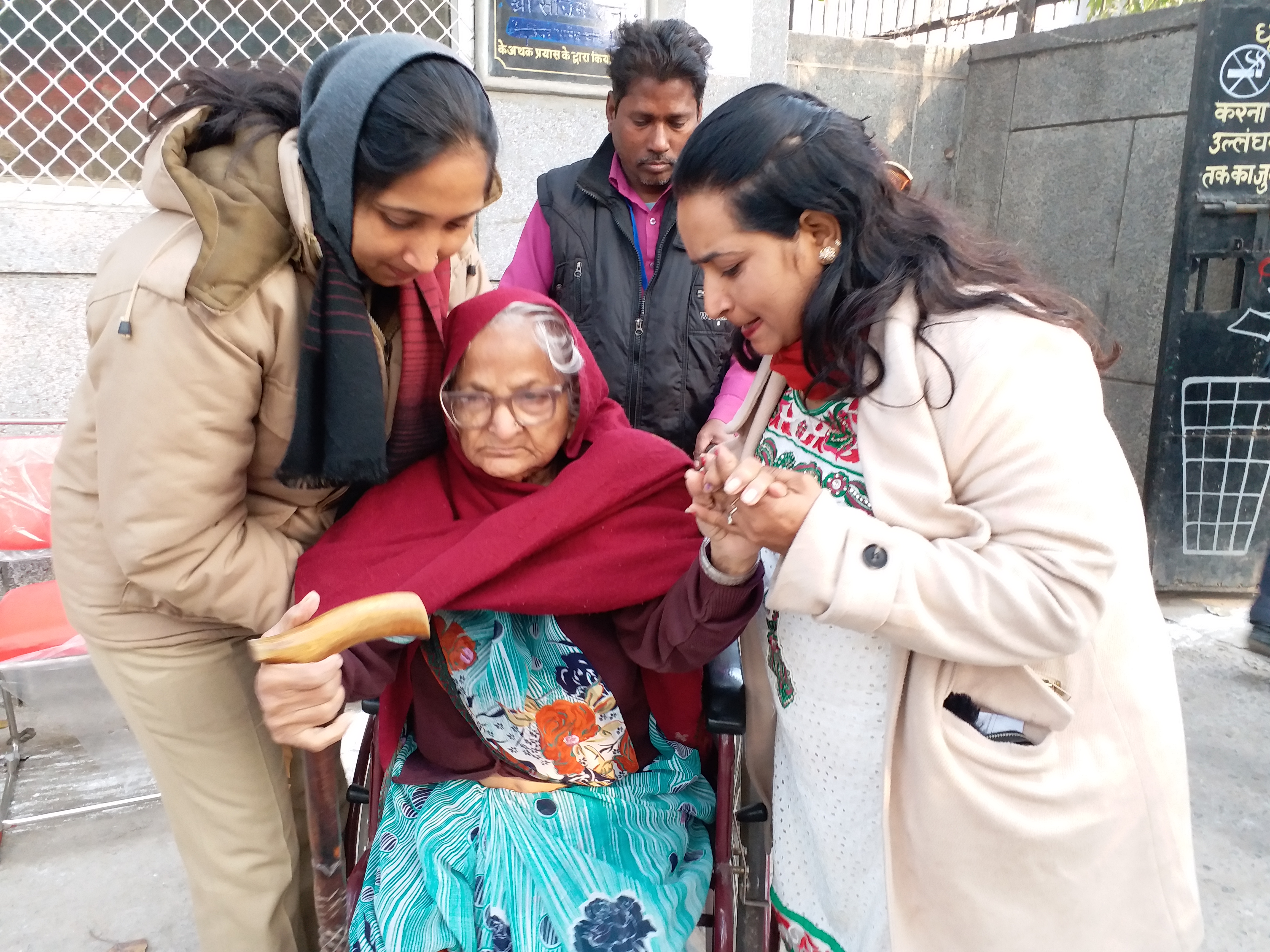 108-year-old-woman-voted-in-babarpur-election-team-welcomed