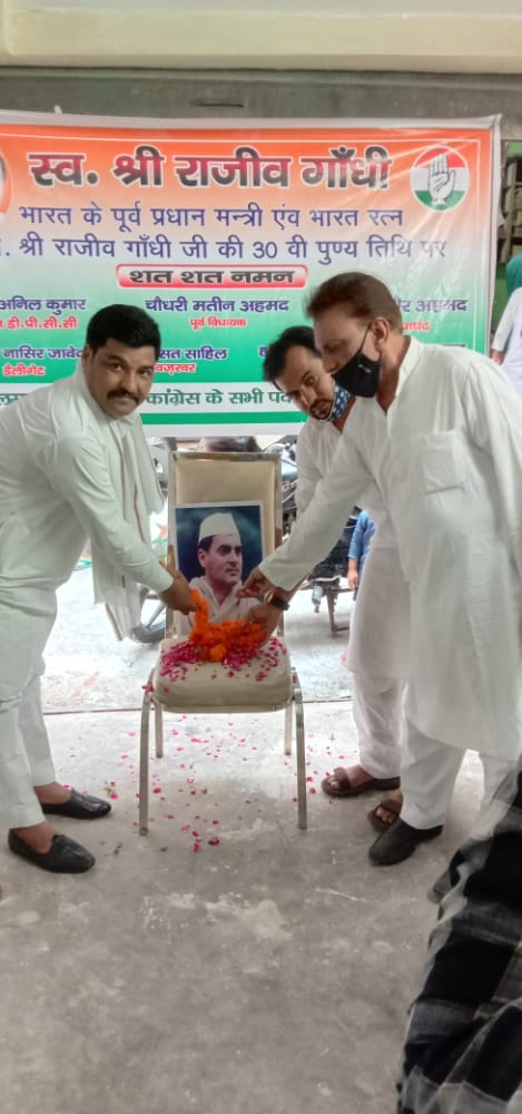 Wreath laying on the statue of Rajiv Gandhi