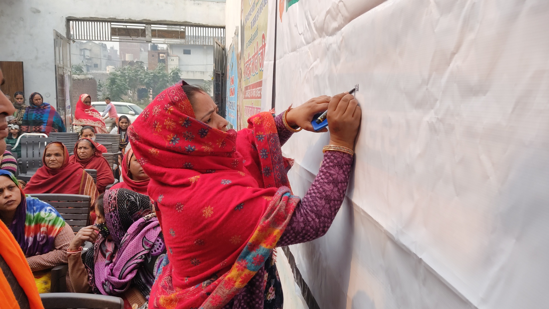 women-launched-a-signature-campaign-against-the-opening-of-new-liquor-shops-in-delhi