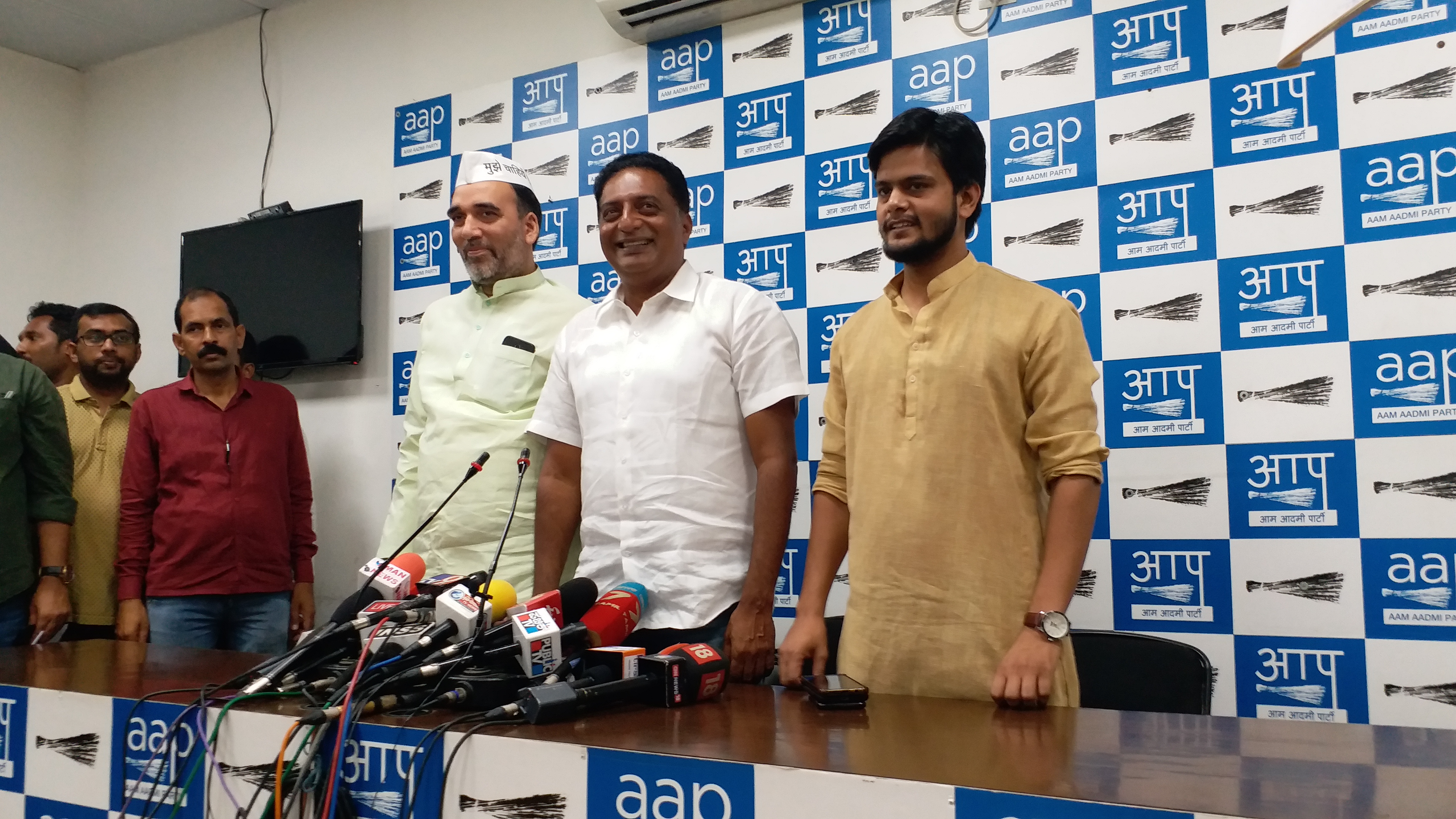 actor prakash raj supports AAP will do campaign