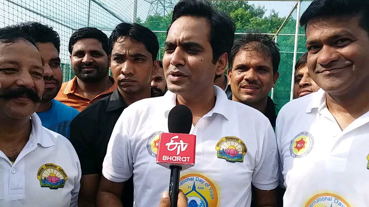 BJP Noida MLA Pankaj singh Play cricket with children in stadium