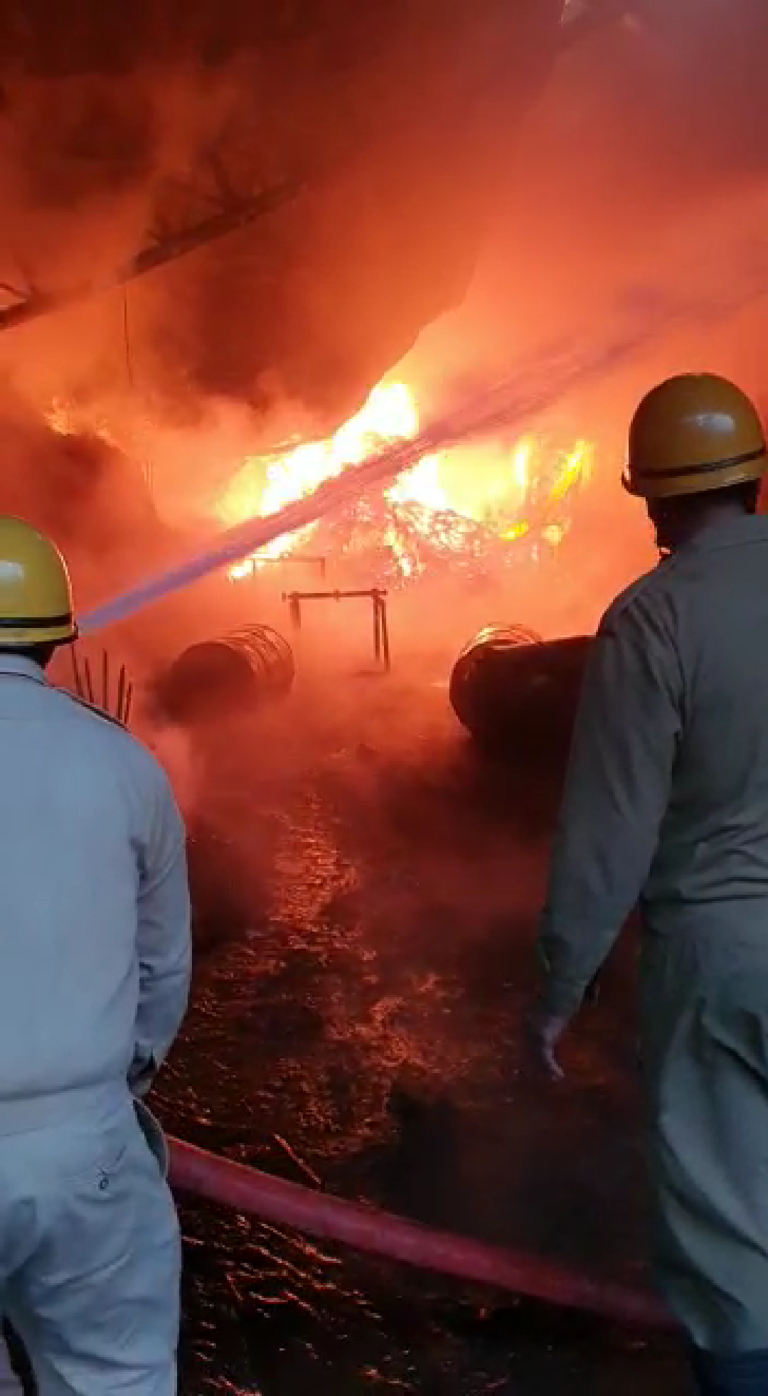 Fire breaks out in Mundka area delhi 21 fire tenders rushed to spot