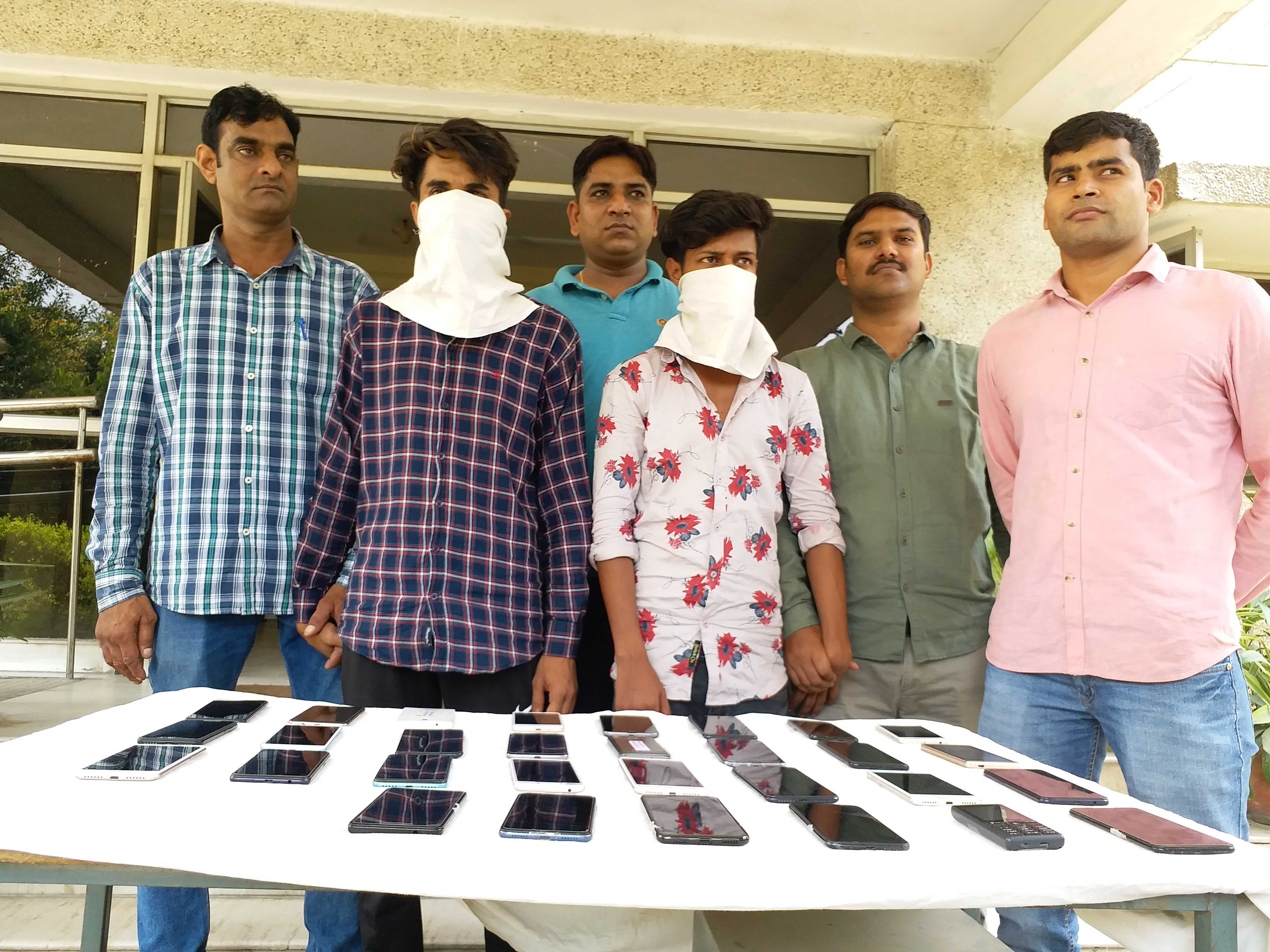 Police arrest 2 thieves including 30 stolen phones