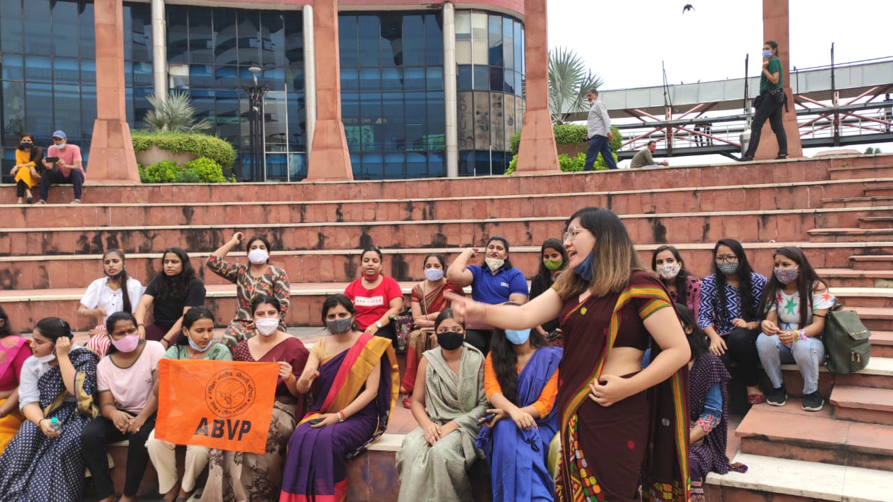 ABVP की महिला कार्यकर्ताओं का प्रदर्शन