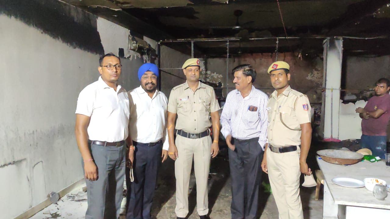 पुलिस कॉन्स्टेबलों ने बुजुर्गों की बचाई जान