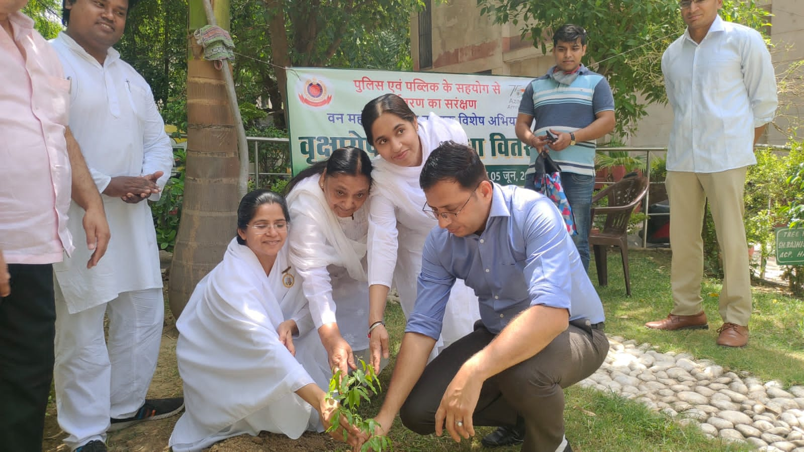 एडिशनल डीसीपी ने पेड़-पौधे लगाकर लोगों को किया जागरूक