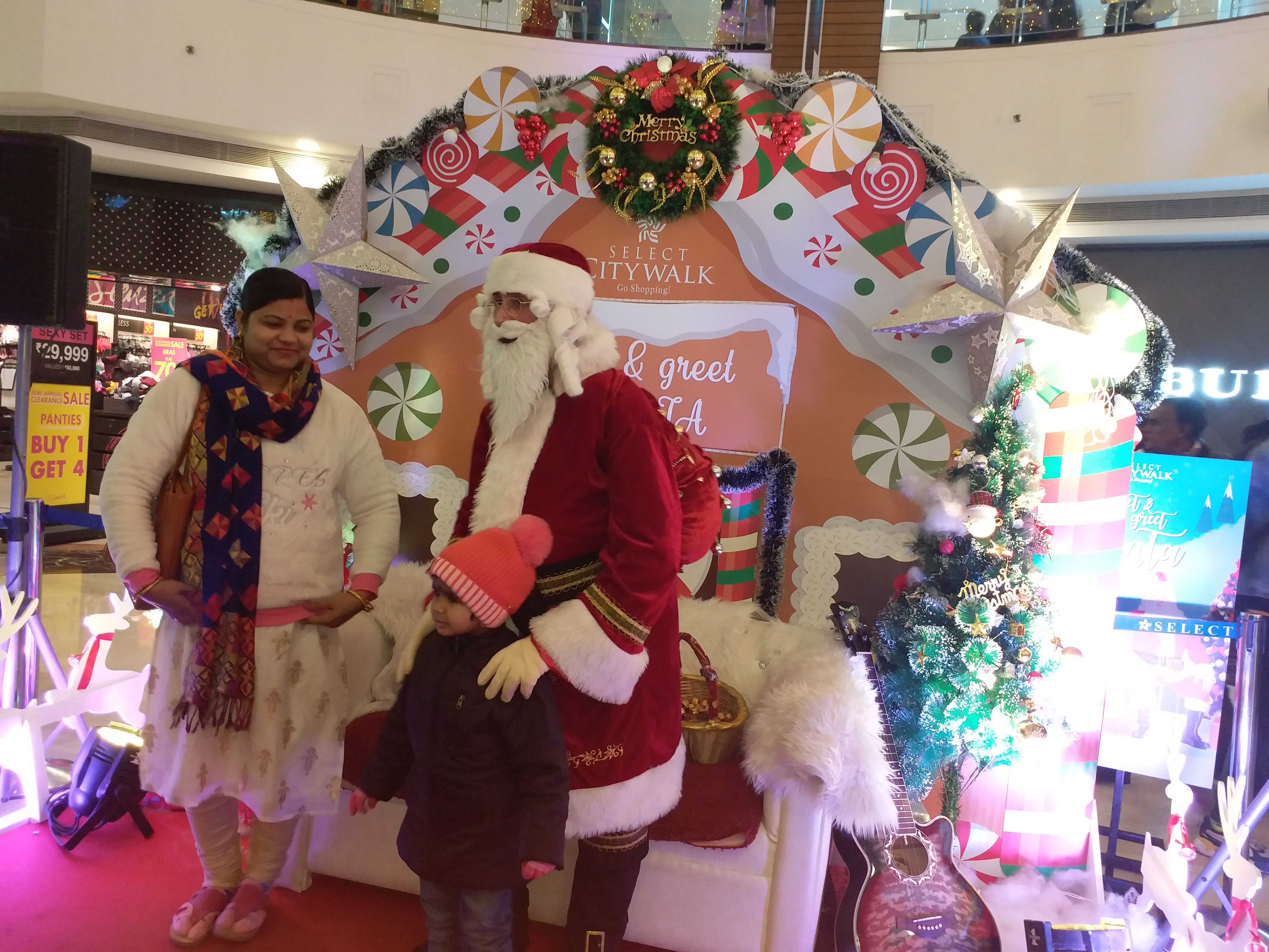 Christmas festival is being celebrated in Select City Mall delhi