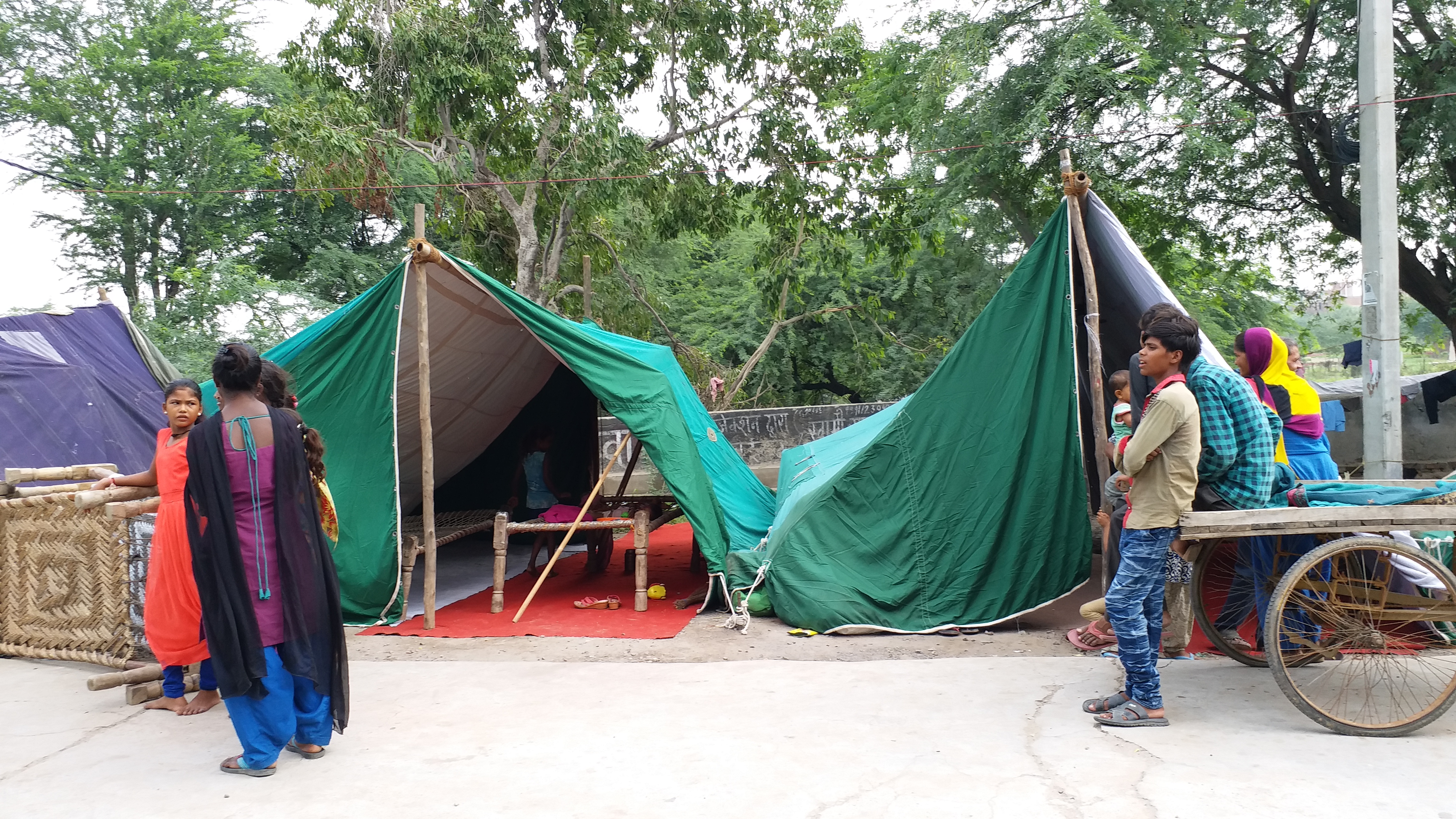 flood affected people allege that they are not getting enough food in khadda colony