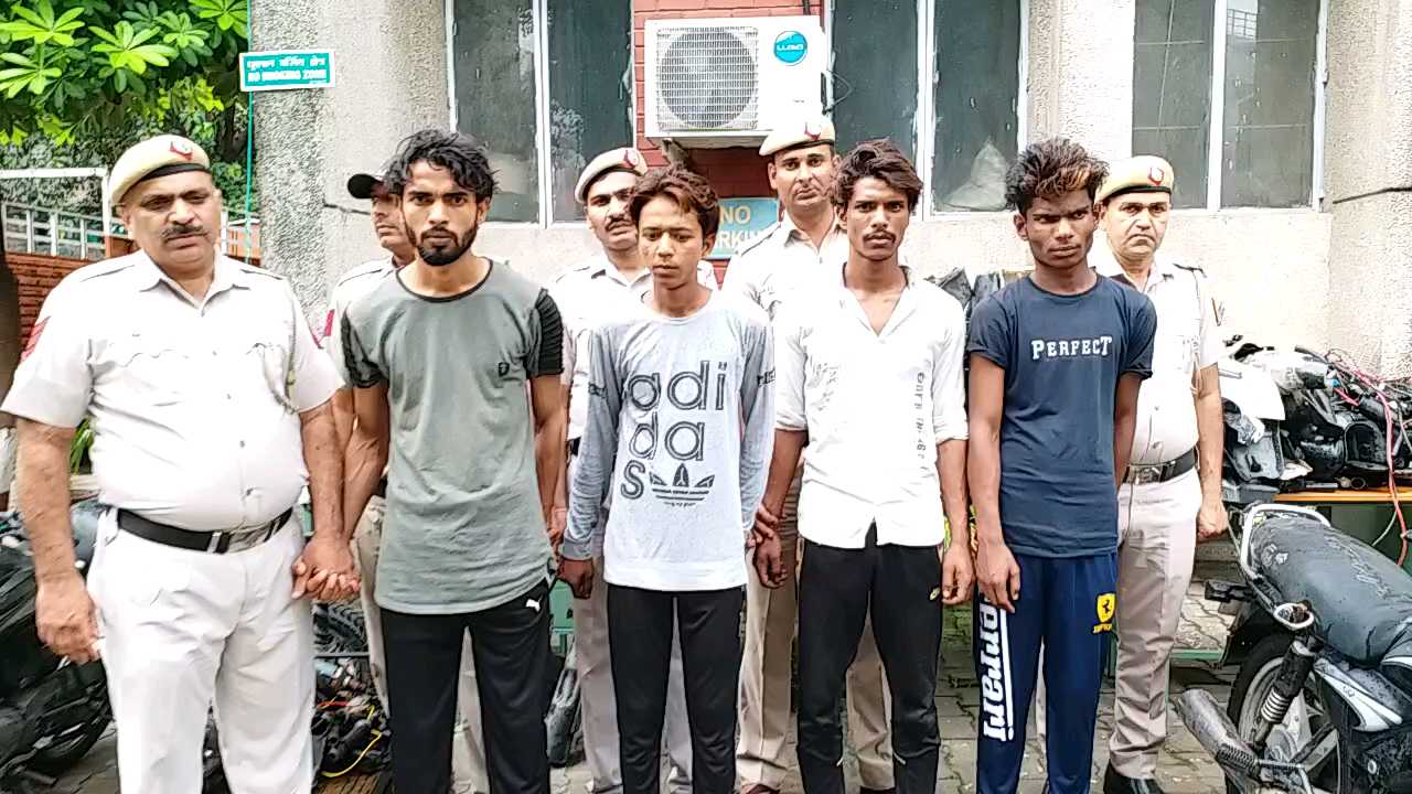 jamia nagar police arrested 4 accused of bike robbery and theft