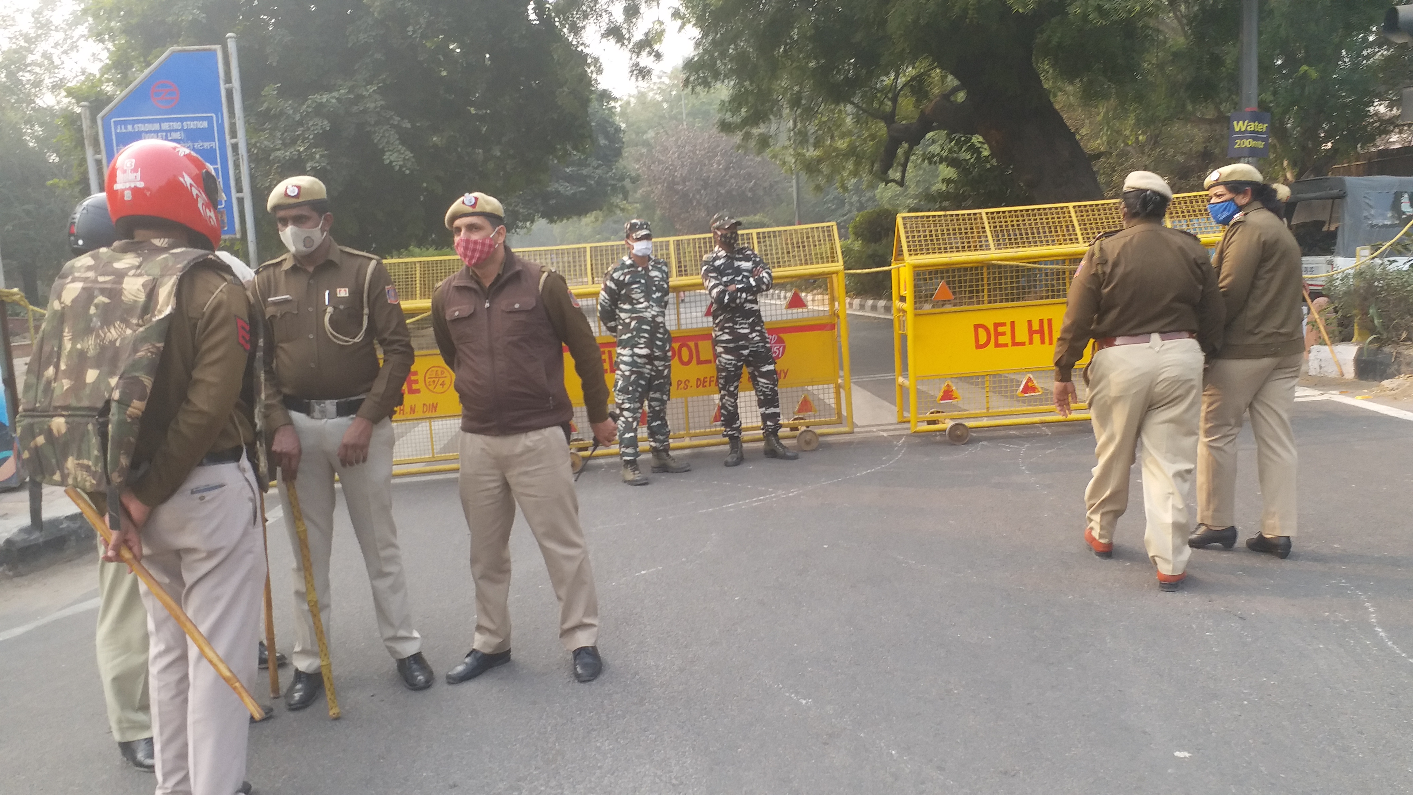 Delhi police at Ramesh Bidhuri residence