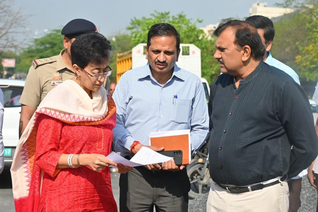 पीडब्ल्यूडी मंत्री आतिशी ने चिराग दिल्ली फ्लाईओवर का किया निरीक्षण