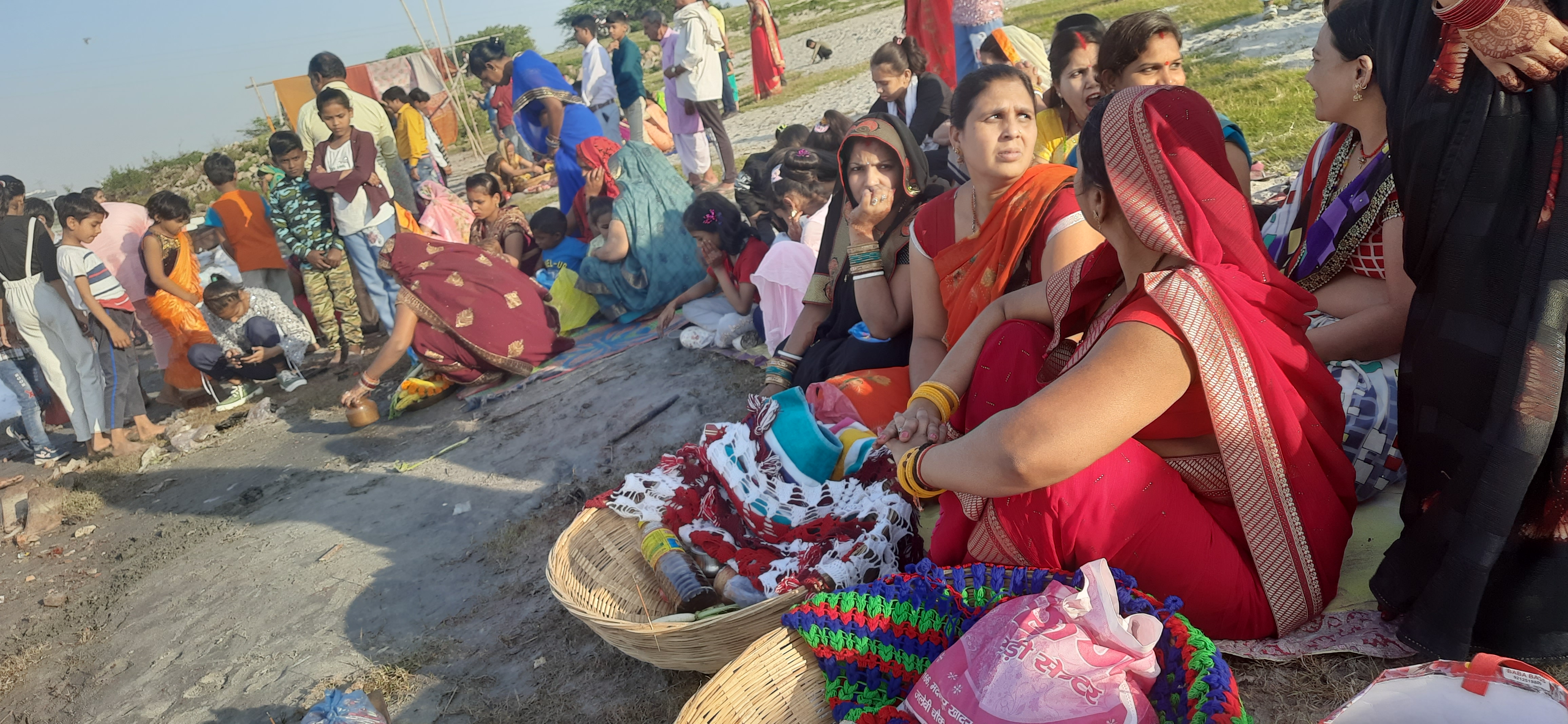 श्रद्धालुओं ने दिया अस्ताचलगामी सूर्य को अर्घ्य