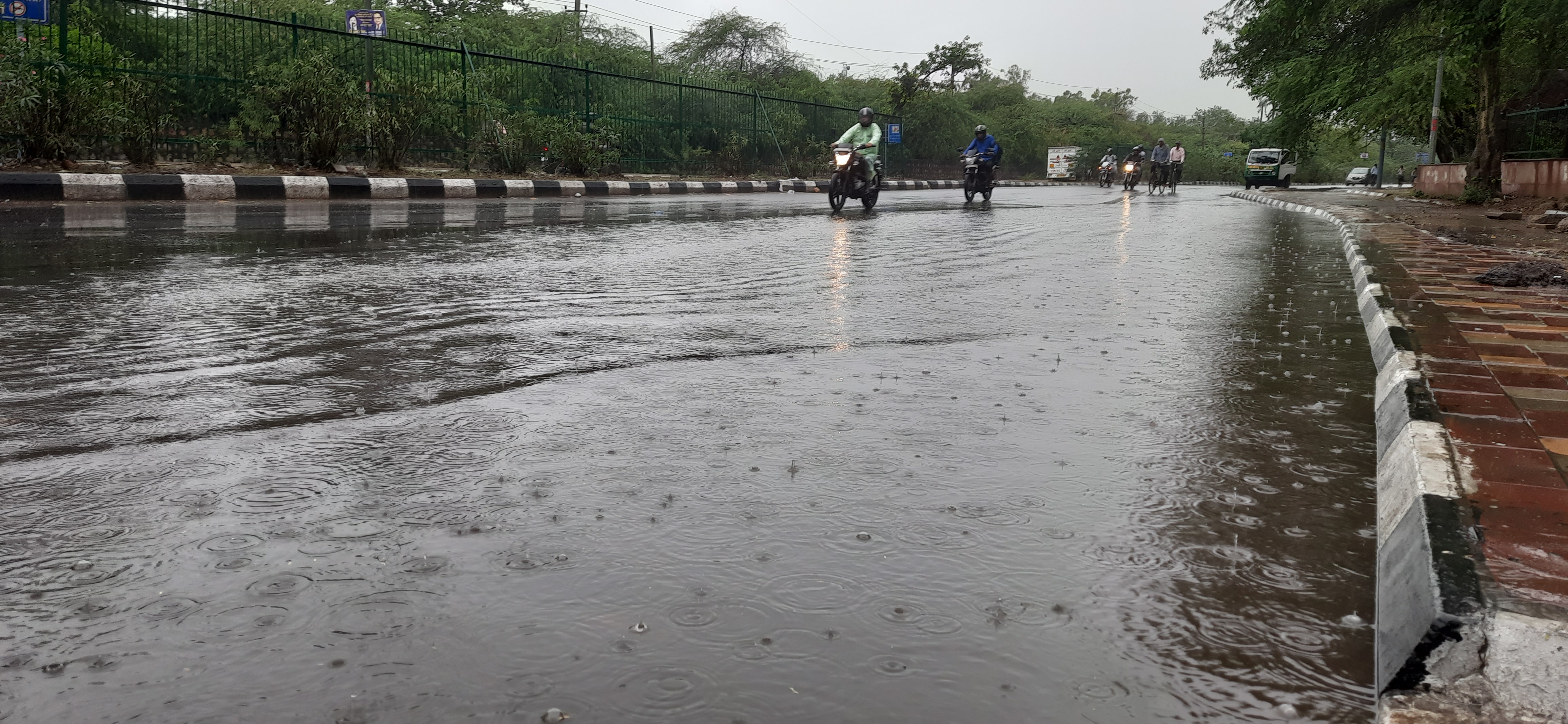 भारी बारिश के चलते सड़कों पर जलभराव