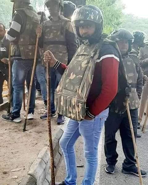 Photo of Delhi Police jawan as ABVP viral in jamia protest