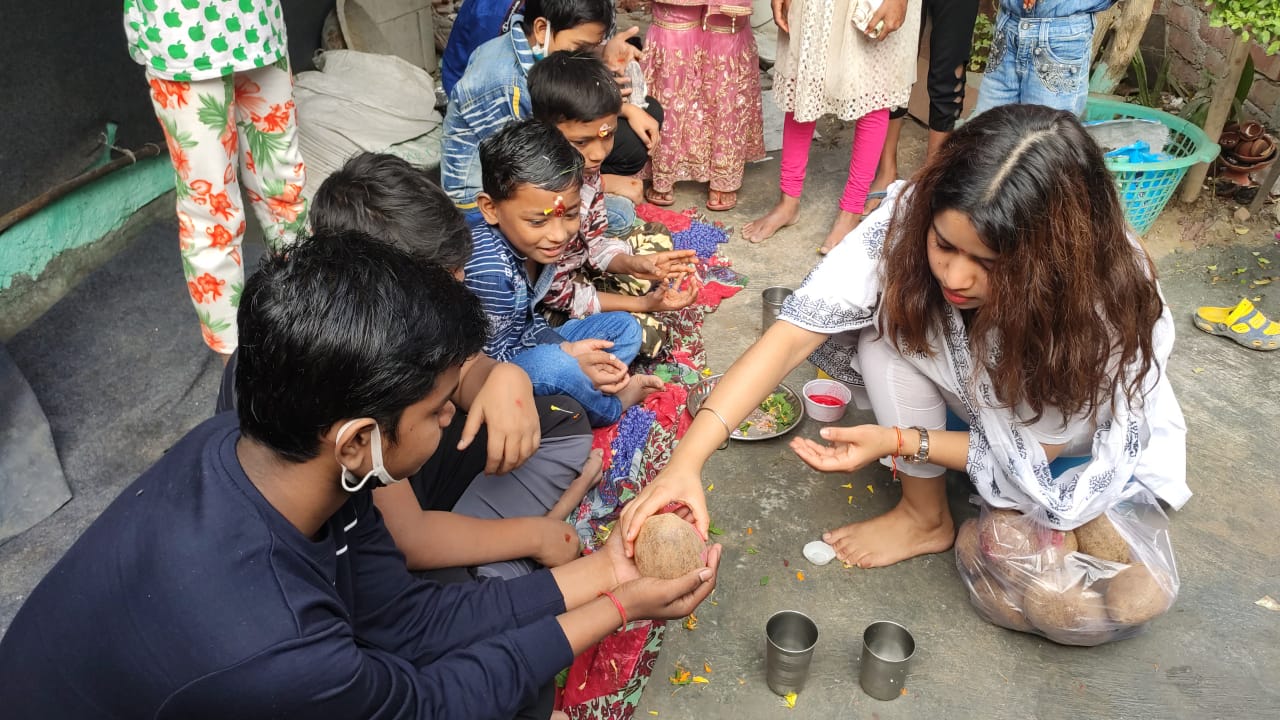 Social worker Preeti Jha celebrates Bhaiya Dooj with poor children in Freedom fighter colony