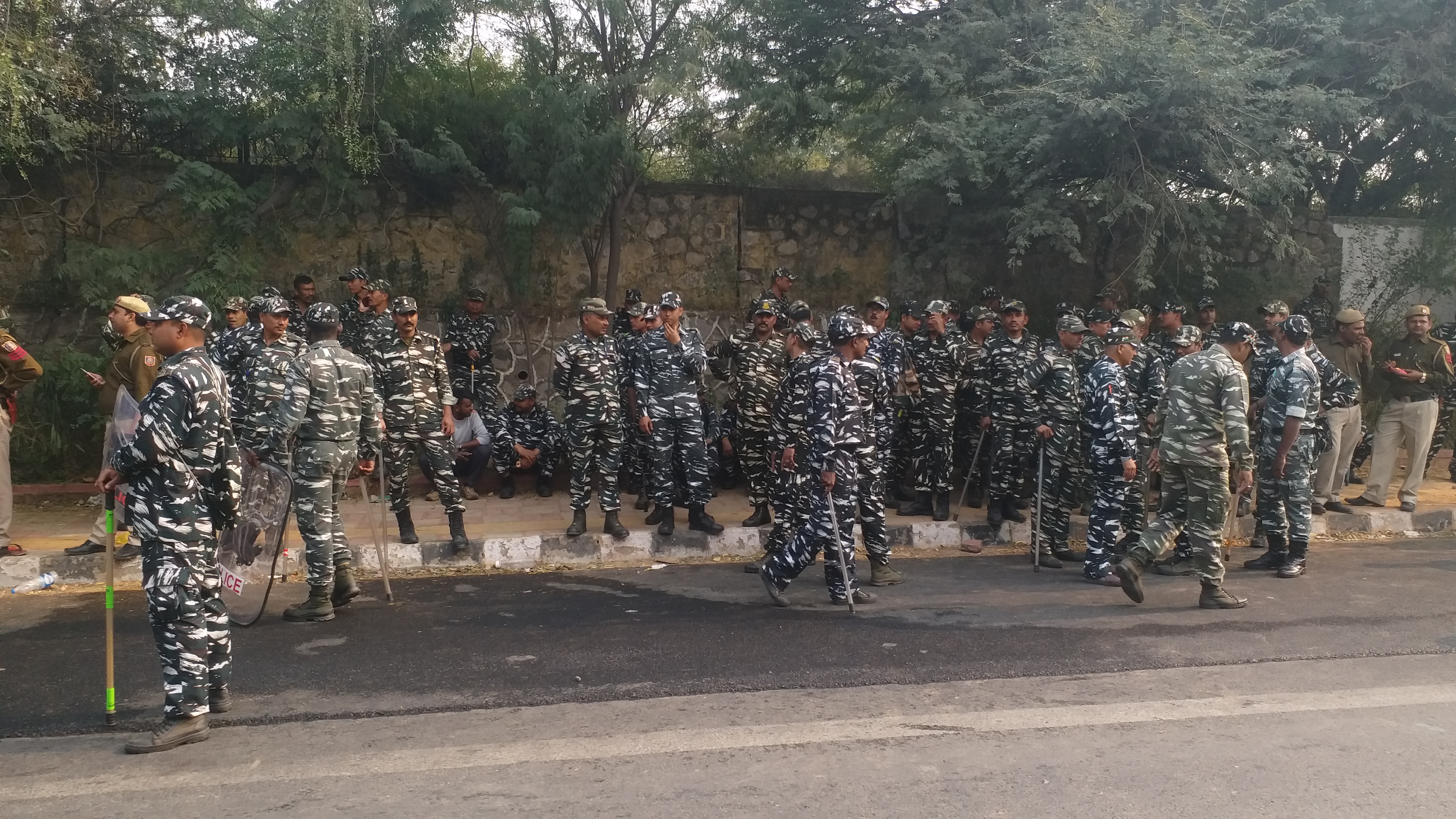 jnu protest trafic jaam at nelson mandel road delhi