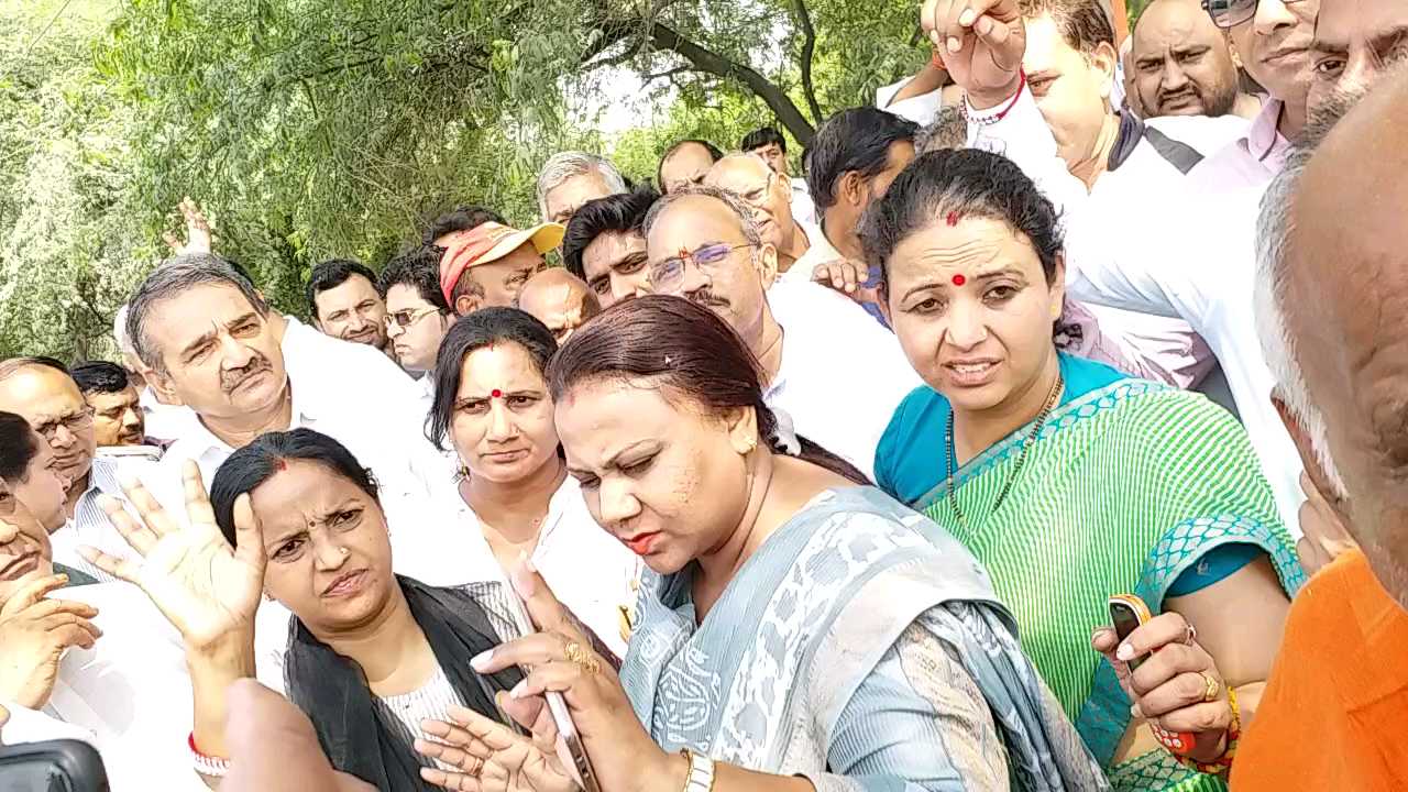 Mayor of South Delhi Municipal Corporation Sunita Kangra visits bandh road