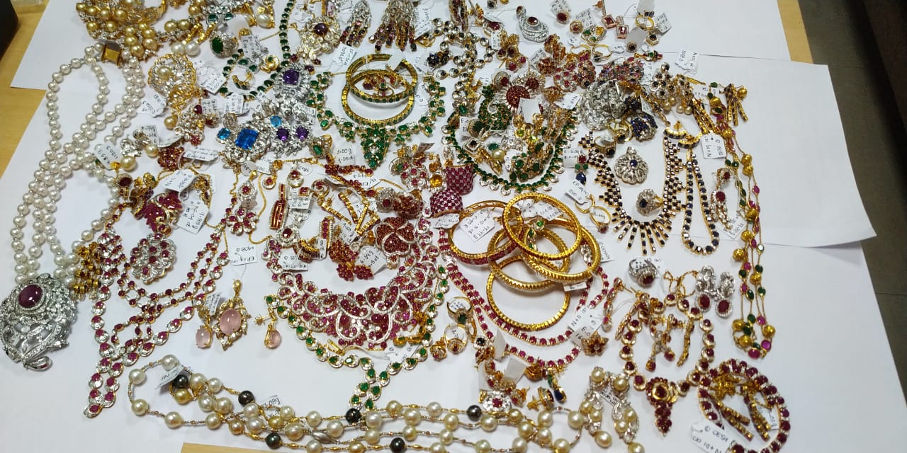 precious jewelry of  1 crore 39 lakh caught at igi from 2 foreigners