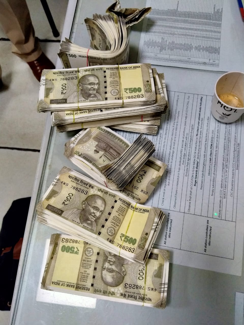 cisf got bag with full of fake 500 note at kashmiri gate metro station