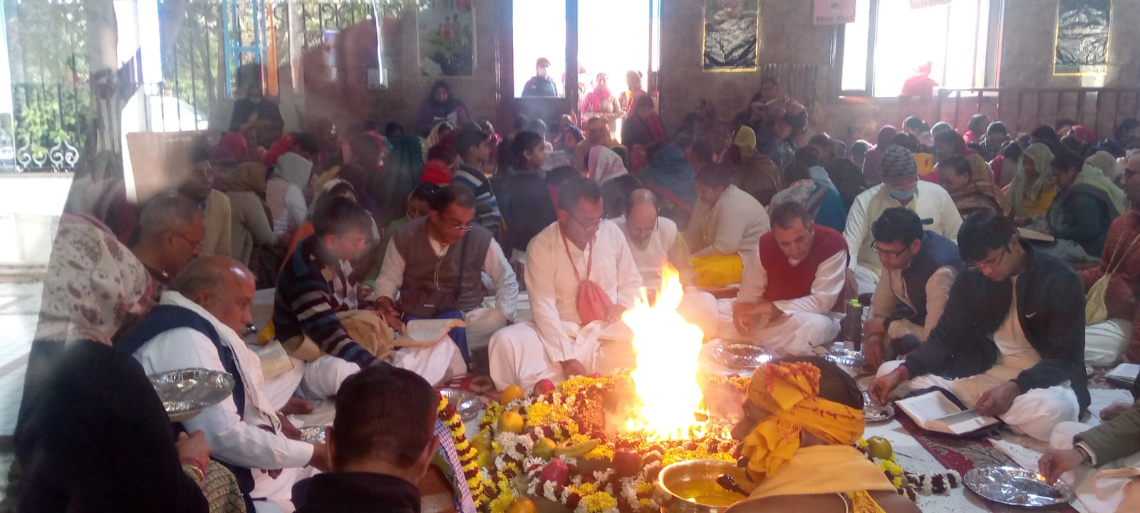 इस्कॉन मंदिर में यज्ञ करते श्रद्धालु.