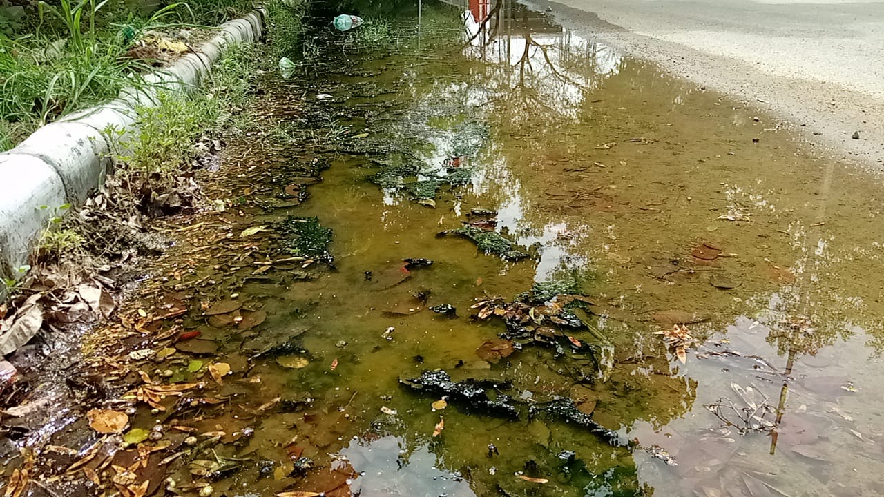 द्वारका में सर्विस रोड पर सीवर का गंदा पानी भरा, सिस्टम की उदासीनता से लोगों में आक्रोश