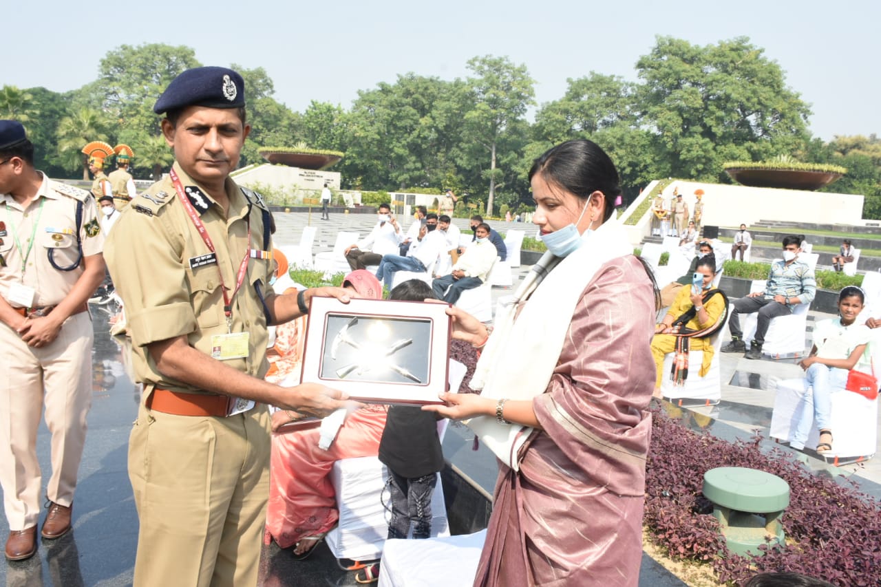 शहीद के परिजन काे किया सम्मानित.