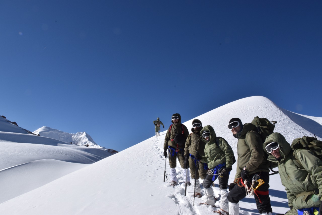 The heights of the peaks are 6250 and 6099 meters respectively.