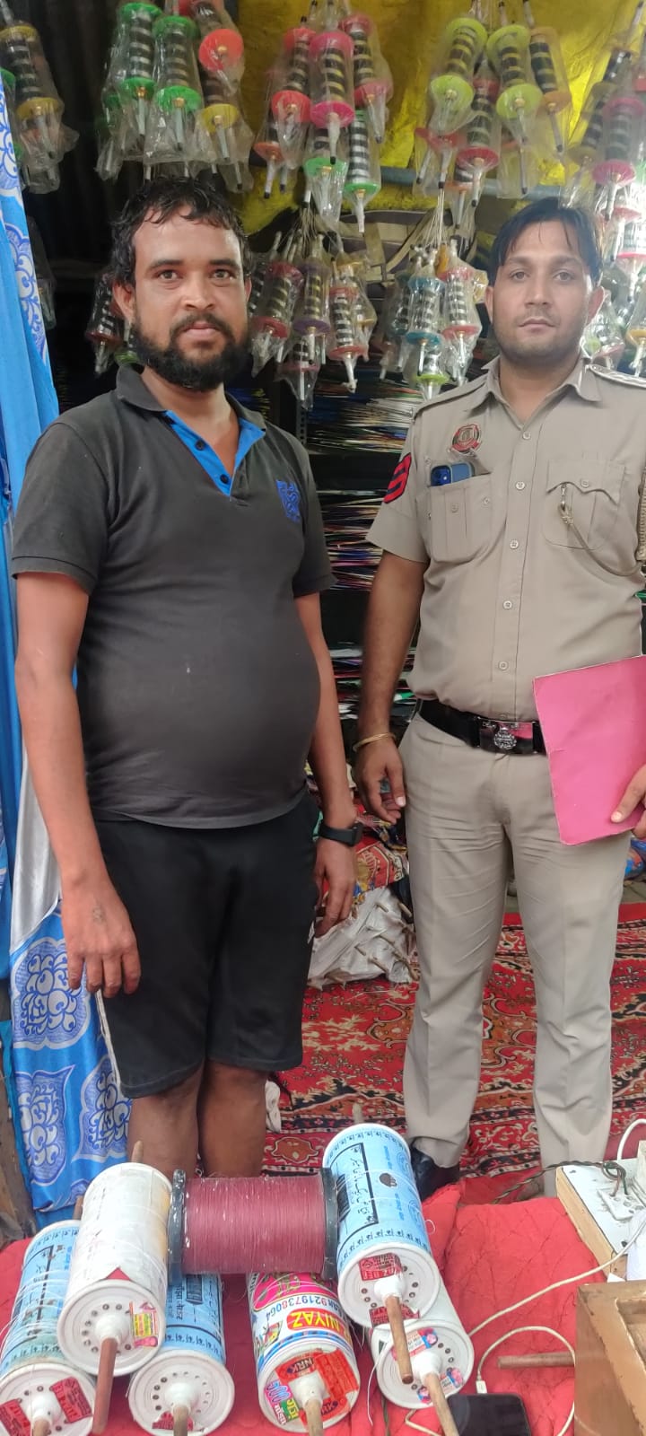 पुलिस हिरासत में दुकानदार.