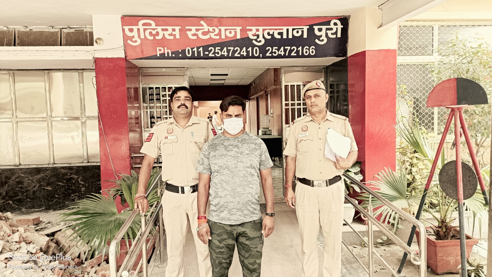 सुल्तानपुरी पुलिस की हिरासत में धराया बदमाश.