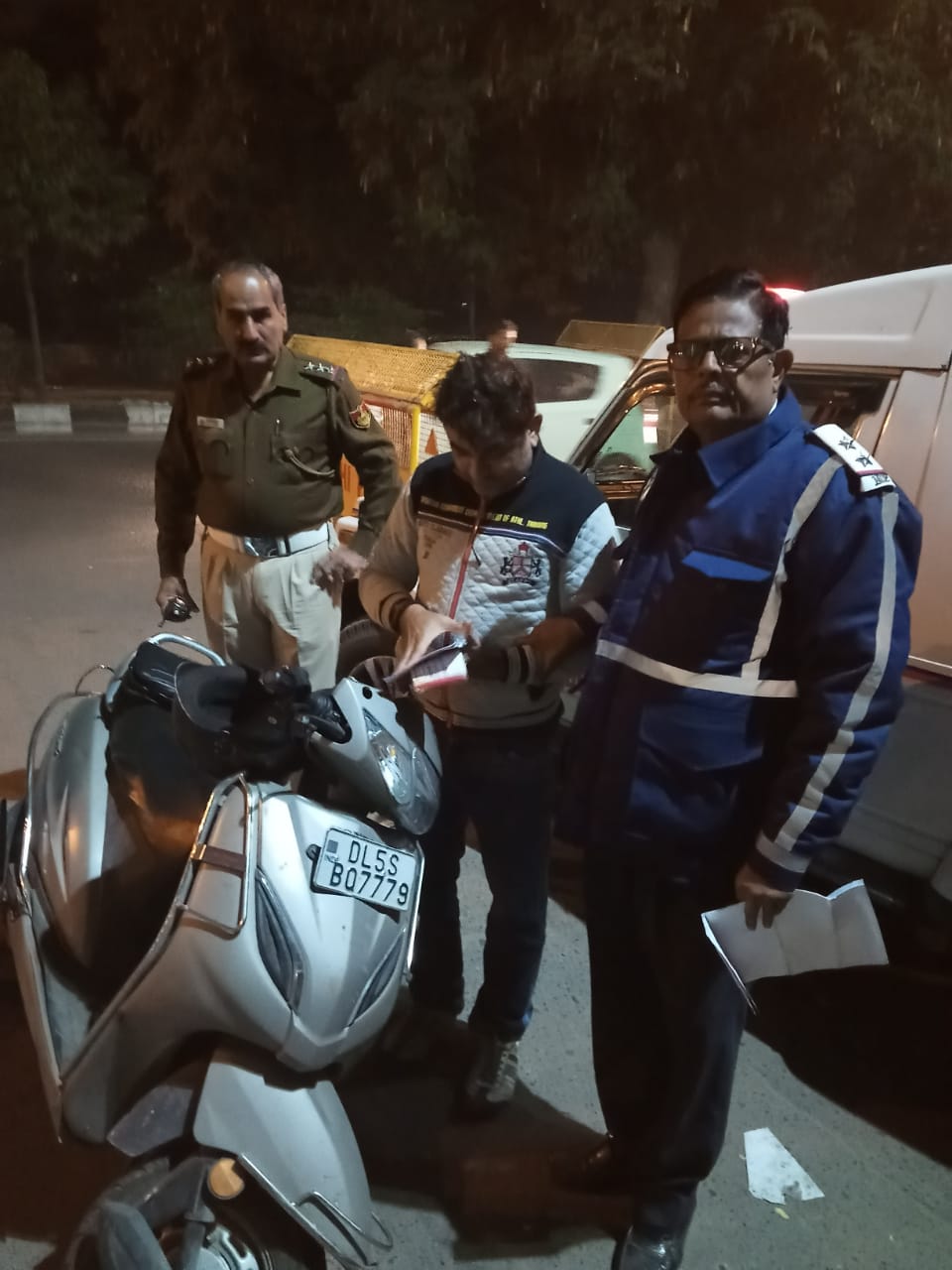 traffic police Special drive cut challans of many vehicles in Jasola