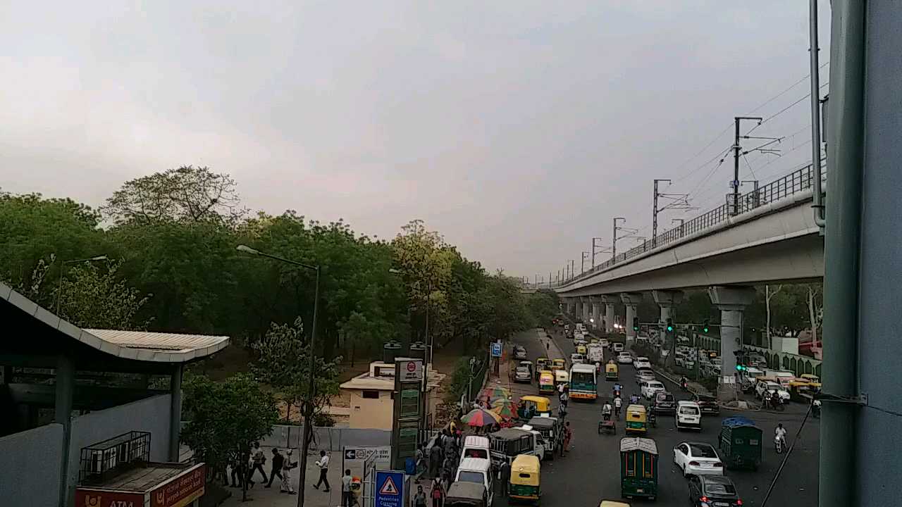 storm and rain in delhi wheather changes temperature decreases