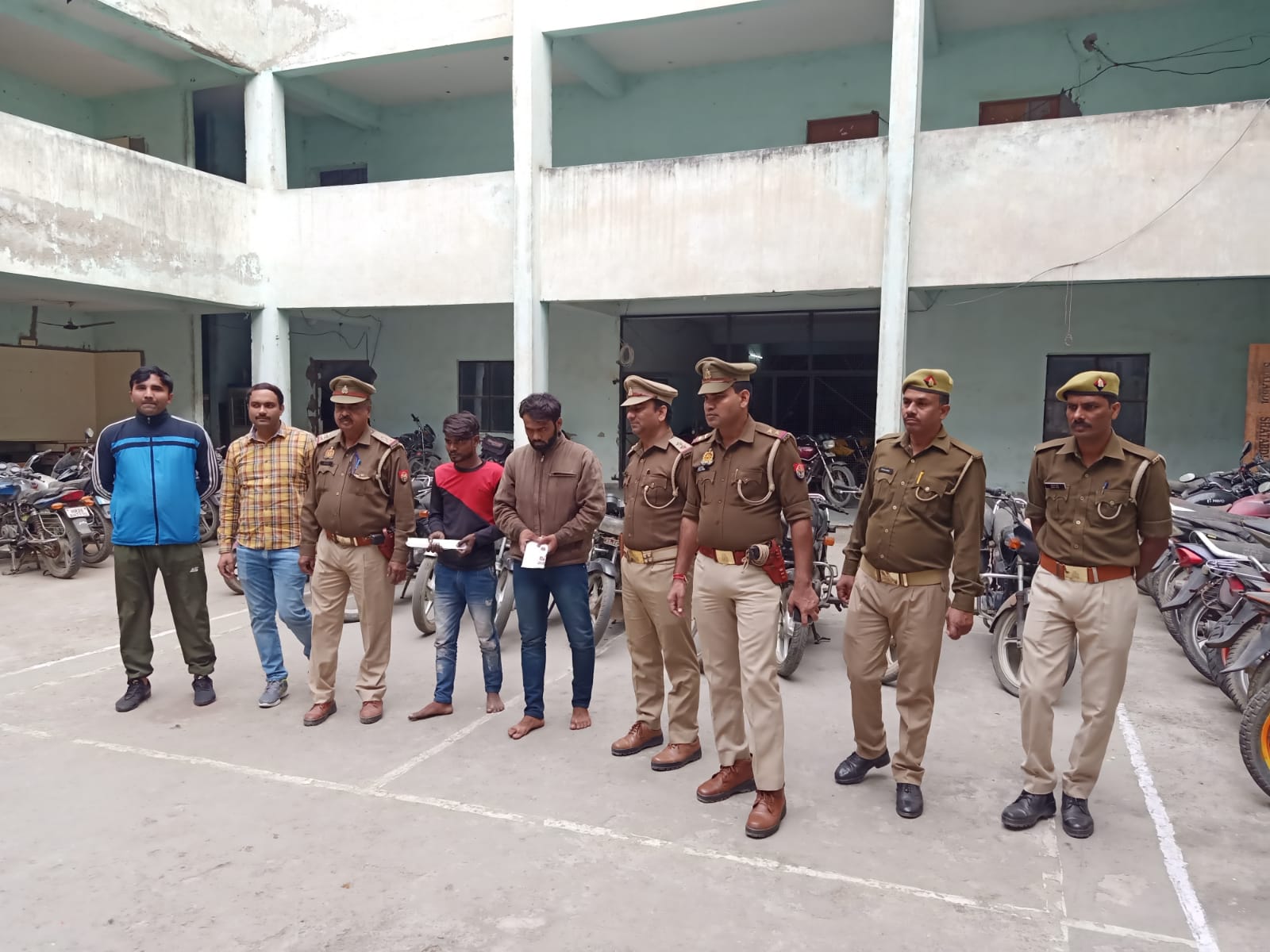 ग्रेटर नोएडा में पुलिस ने दो वाहन चोरों को किया गिरफ्तार