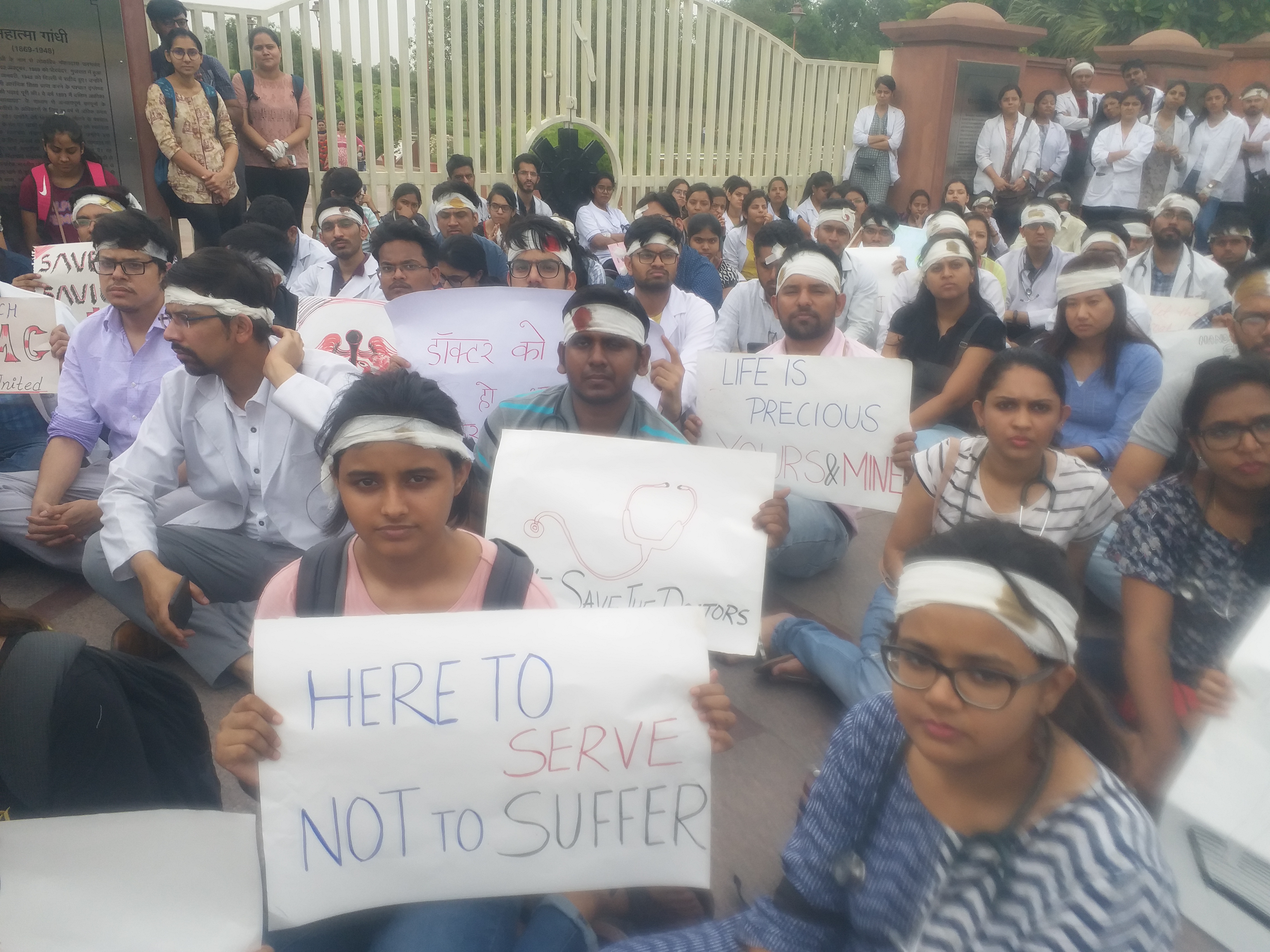 hundred of doctors protest at rajghat demanding security