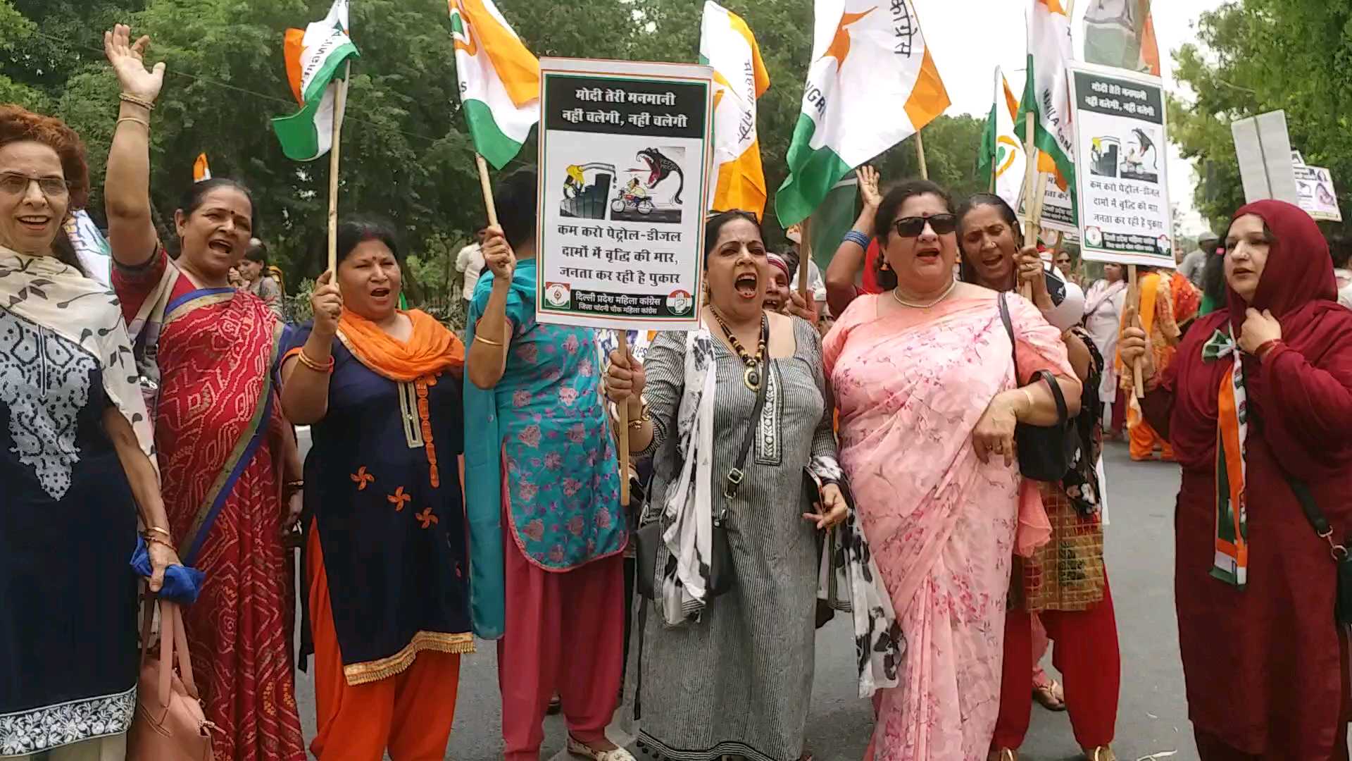 Delhi Women Congress Committee protest over increase petrol diesel rate