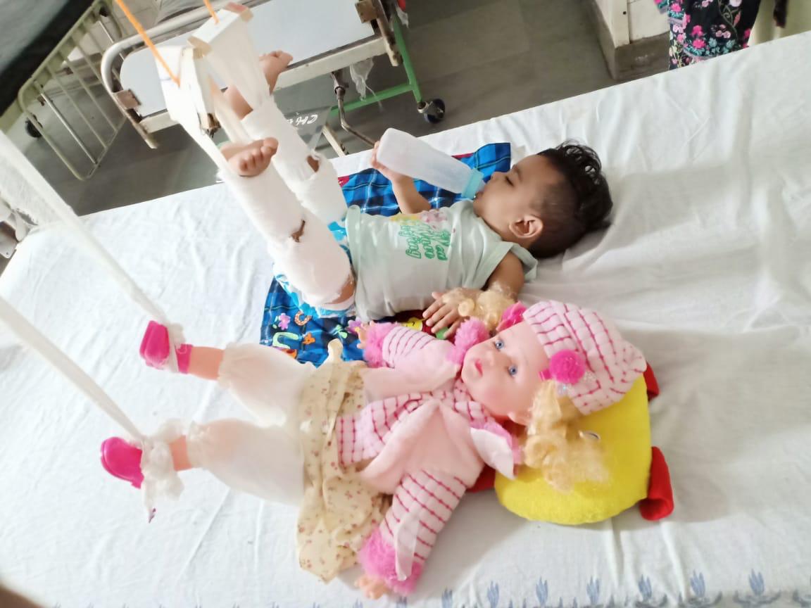 interesting treatment of 11 months old girl in Lnjp hospital with her doll