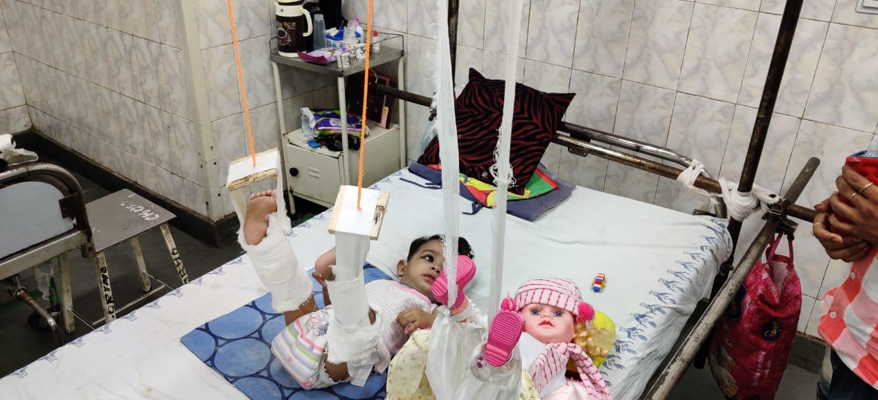 interesting treatment of 11 months old girl in Lnjp hospital with her doll