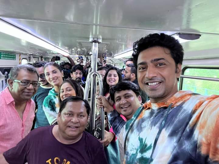 Dev Rukmini Maitra promote film Kishmish on Kolkata metro