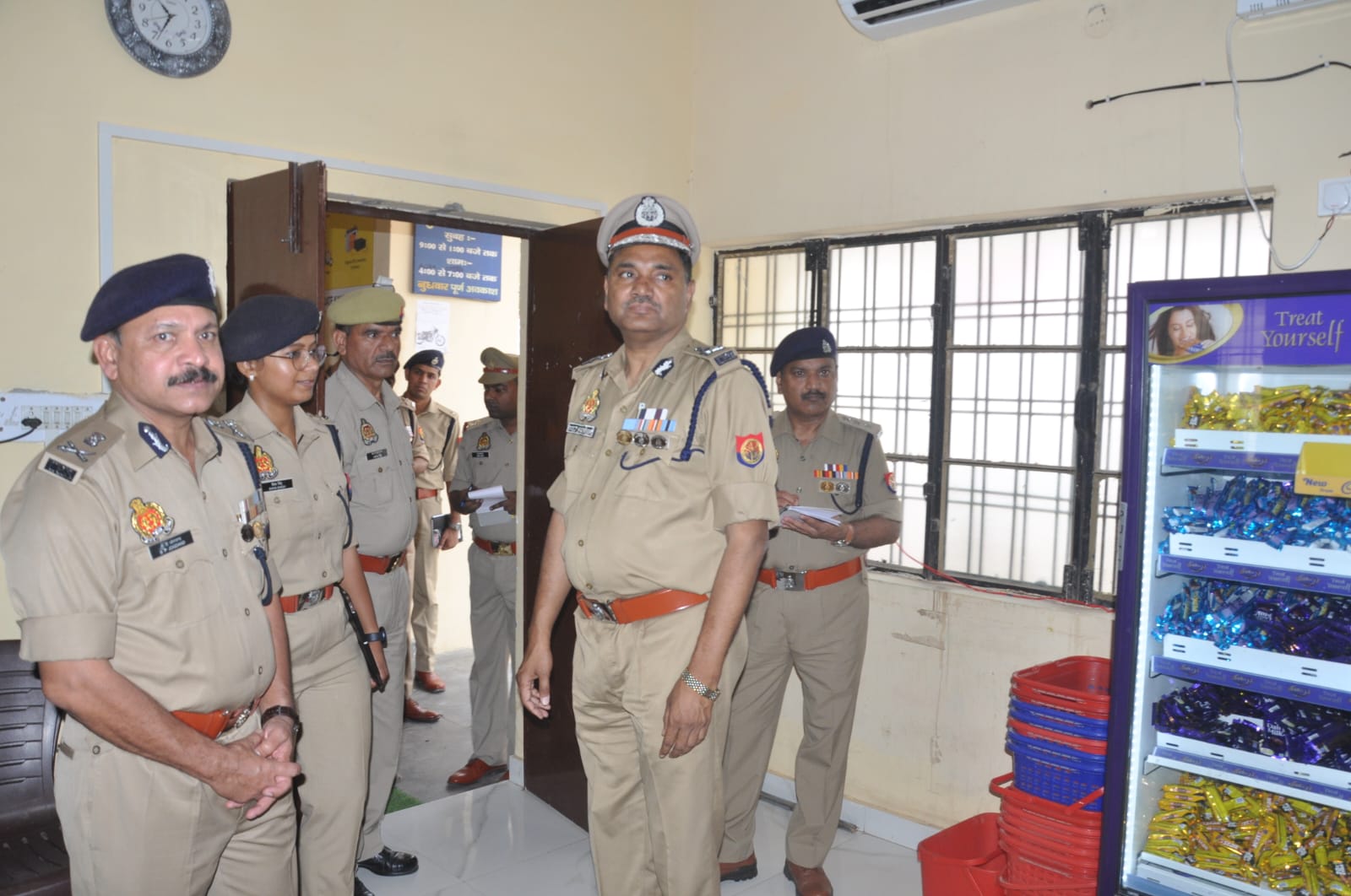 कानपुर पुलिस लाइन मेस का निरीक्षण करते डीजीपी.
