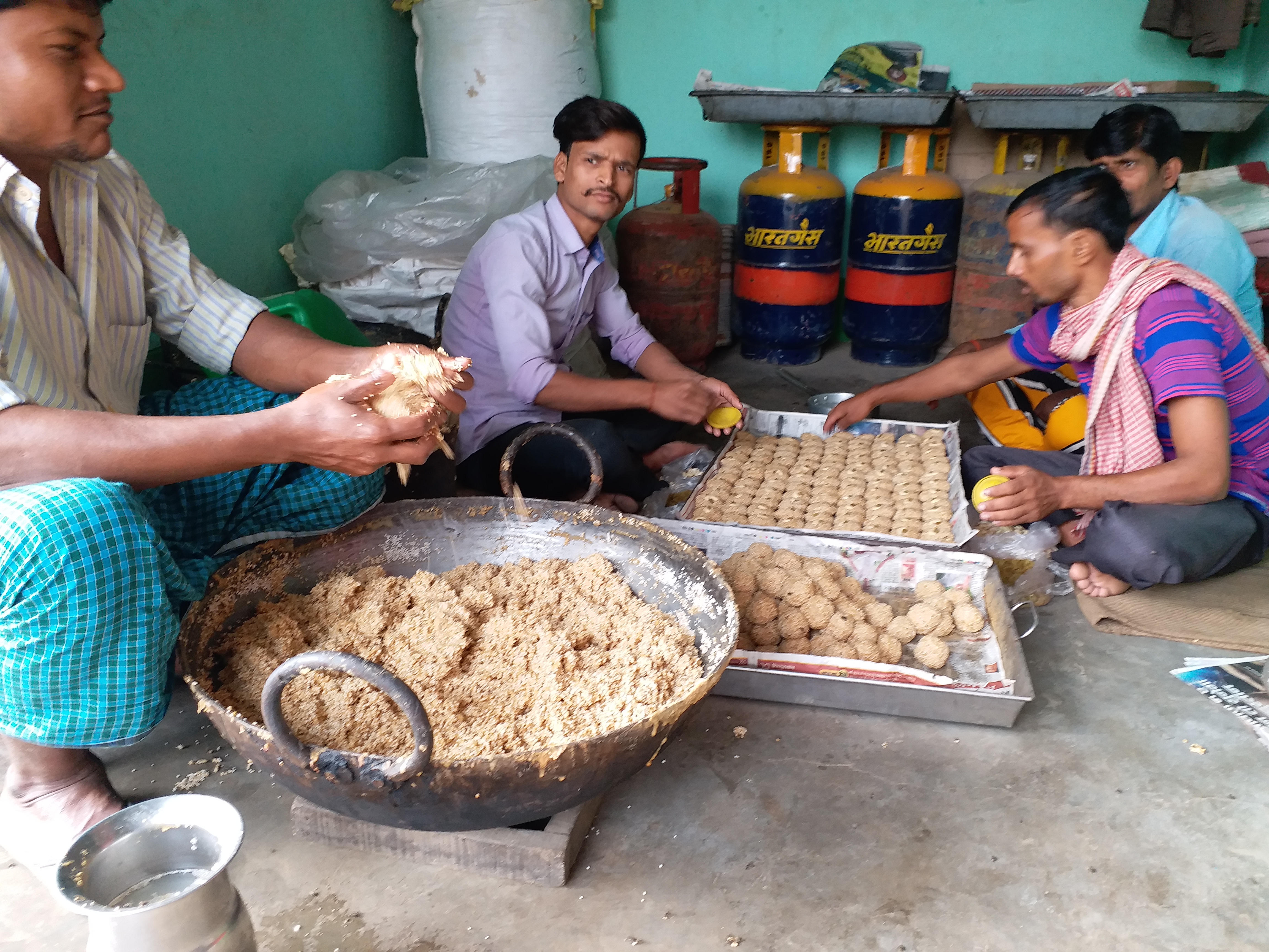 लाई बनाते कारीगर