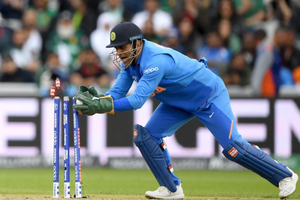 pakistan cricket fraternity salutes dhoni for impactful career