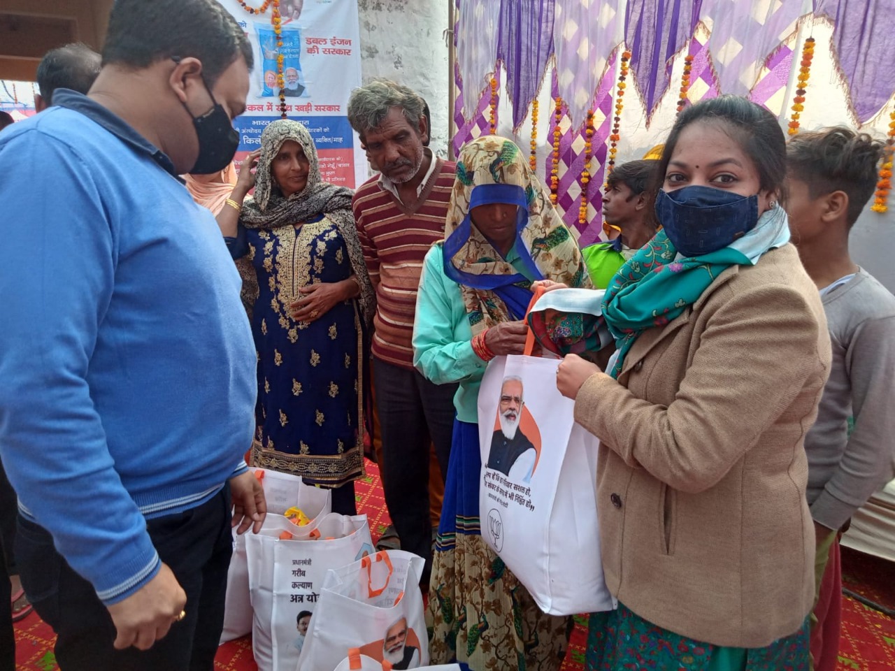 Free ration distribution In Noida: نوئیڈا میں راشن کارڈ ہولڈرز کے درمیان مفت راشن تقسیم