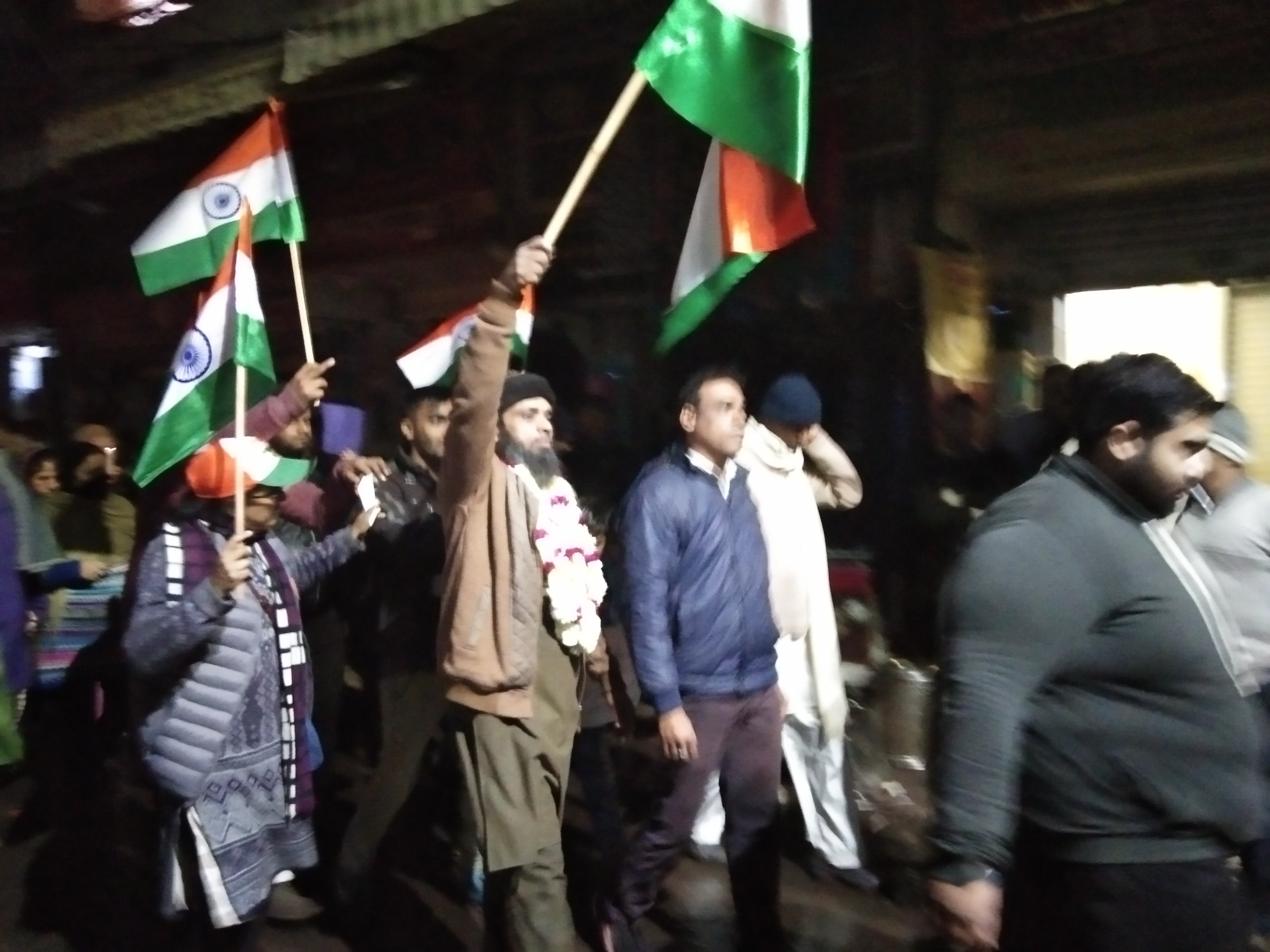 Protesters protesting CAA-NRC with 40 feet indian flag