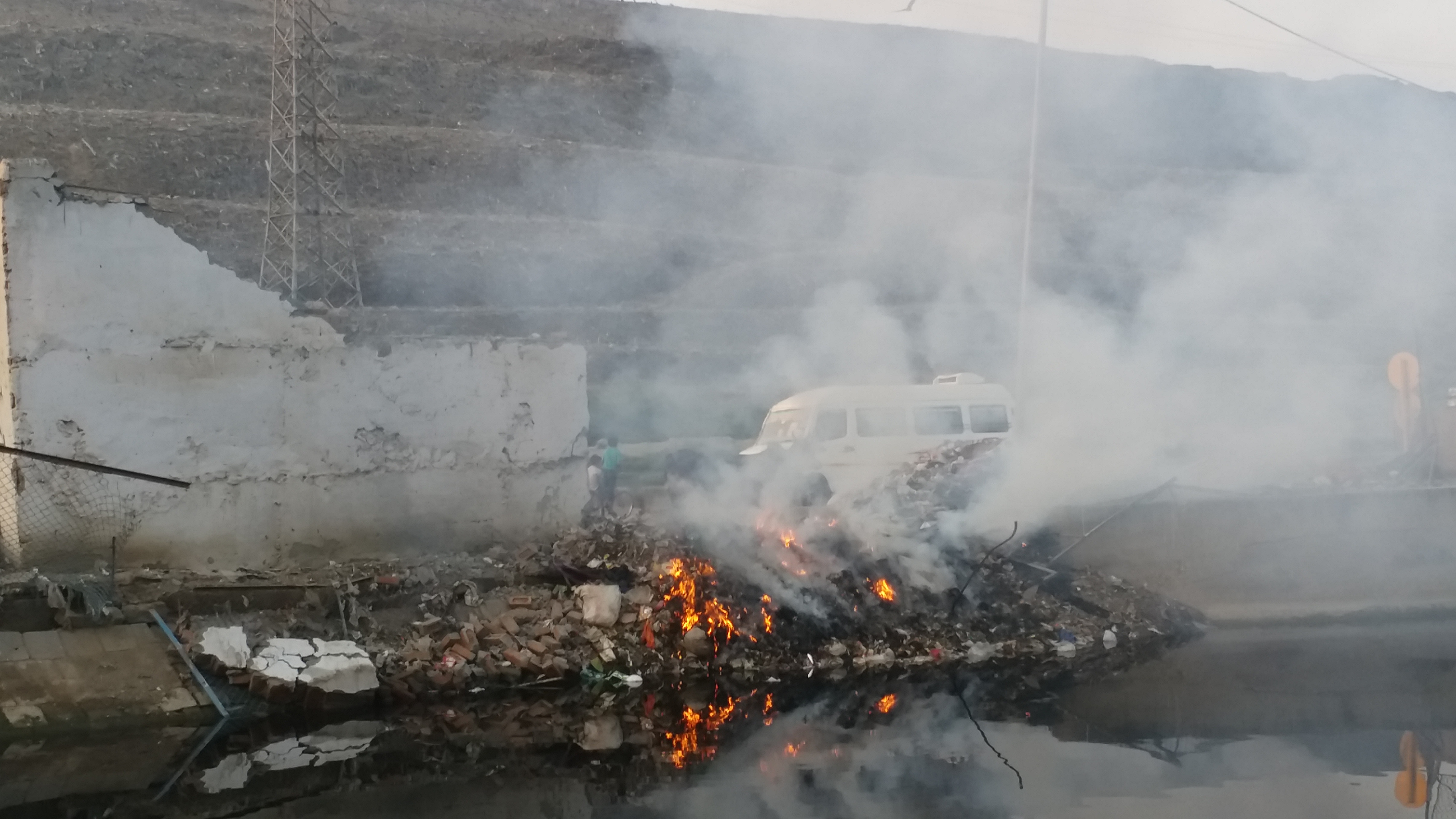 delhi pollution fire in garbage house